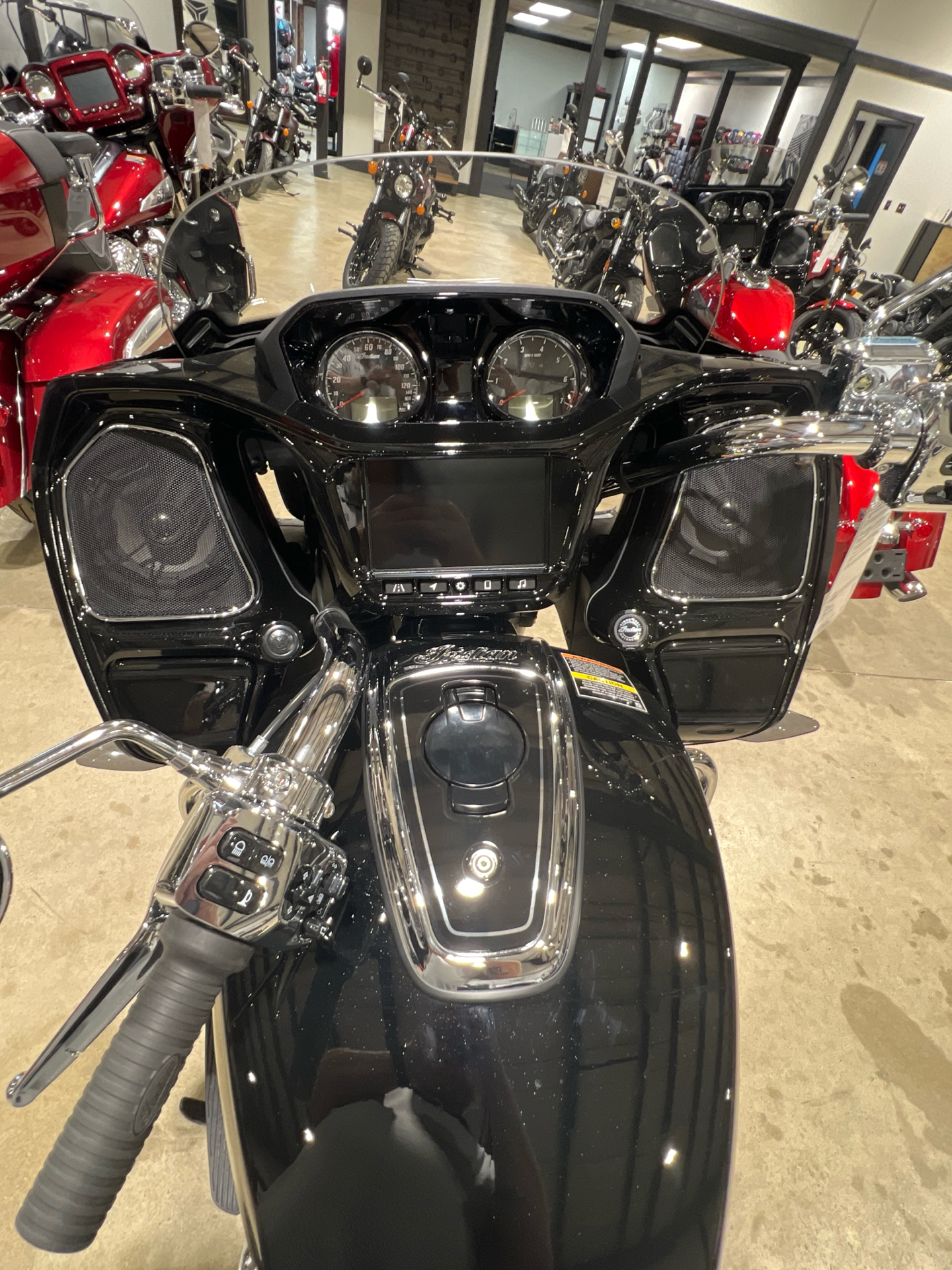 2024 Indian Motorcycle Challenger® Limited with PowerBand Audio Package in Fort Wayne, Indiana - Photo 4