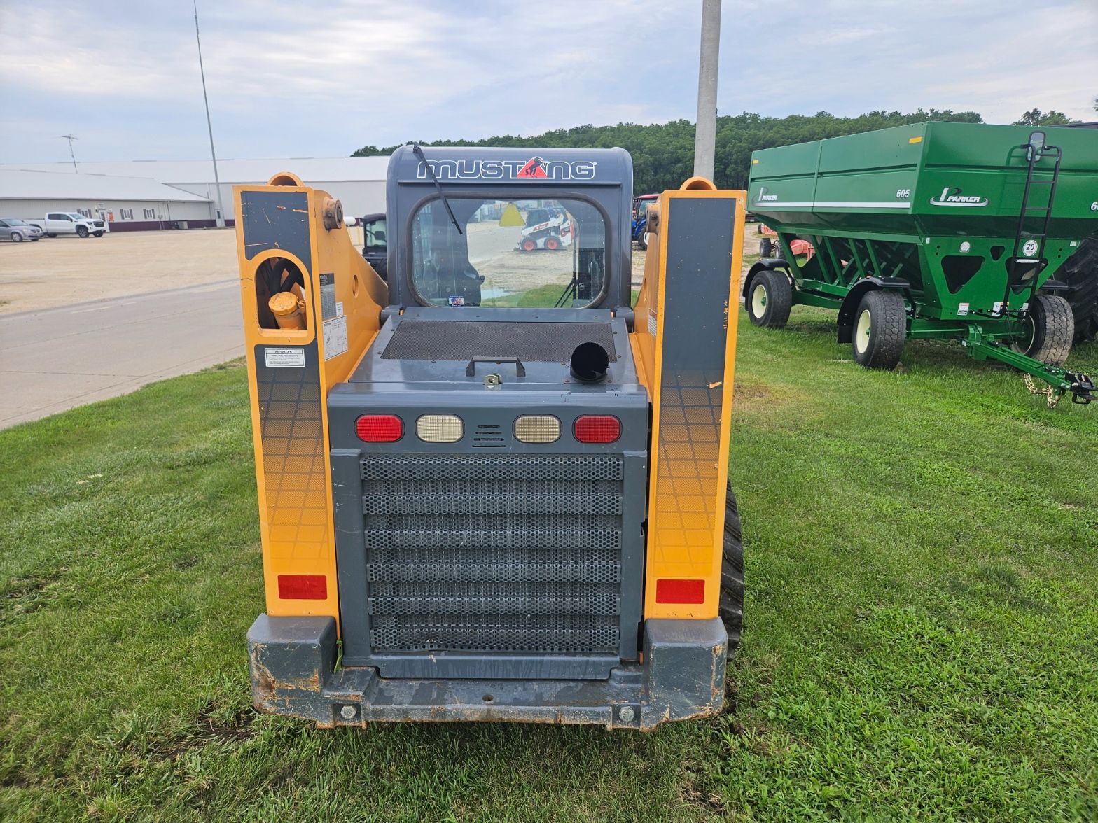 Mustang 2076 in Worthington, Iowa - Photo 3