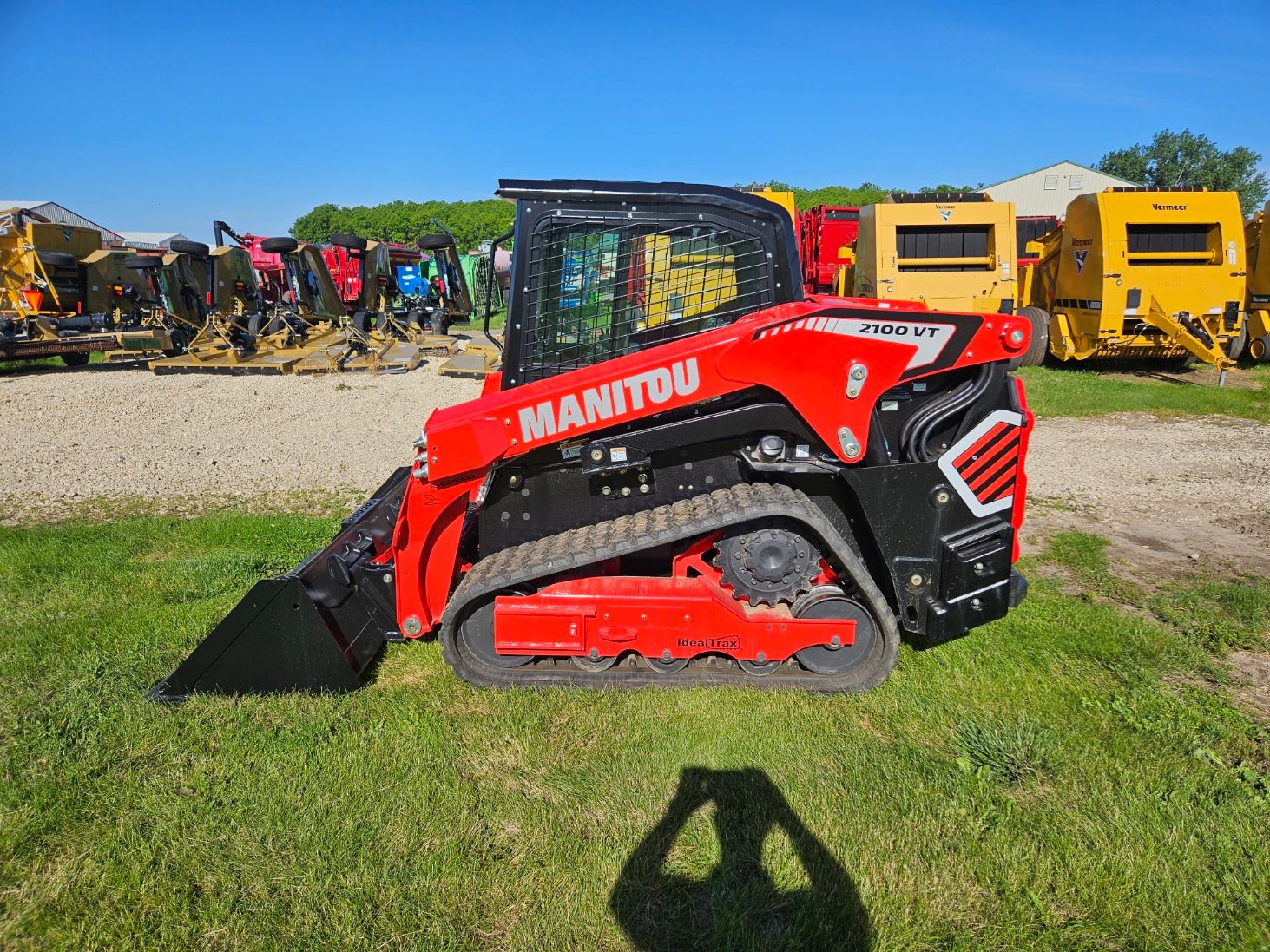 Manitou 2100VT Trackloader in Worthington, Iowa - Photo 2