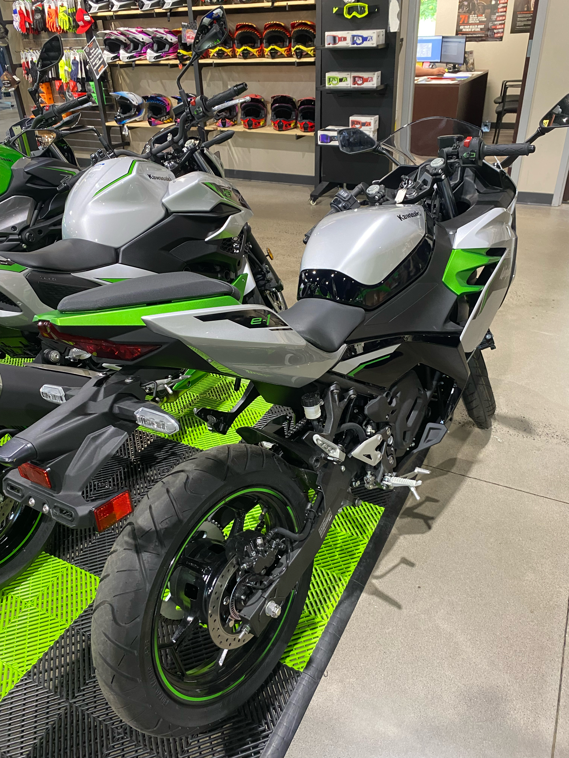 2024 Kawasaki Ninja e-1 ABS in New York Mills, New York - Photo 4