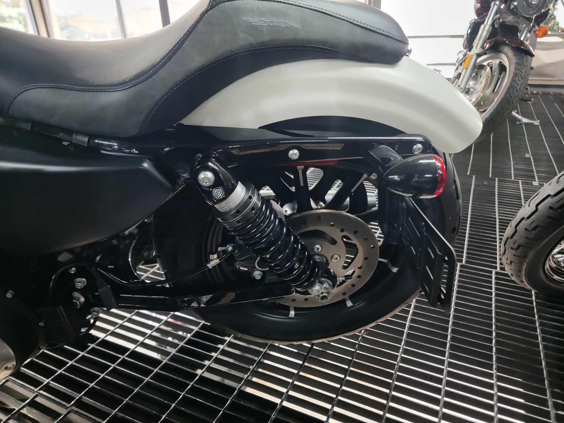 2018 Harley-Davidson Iron 883™ in Monroe, Michigan - Photo 7