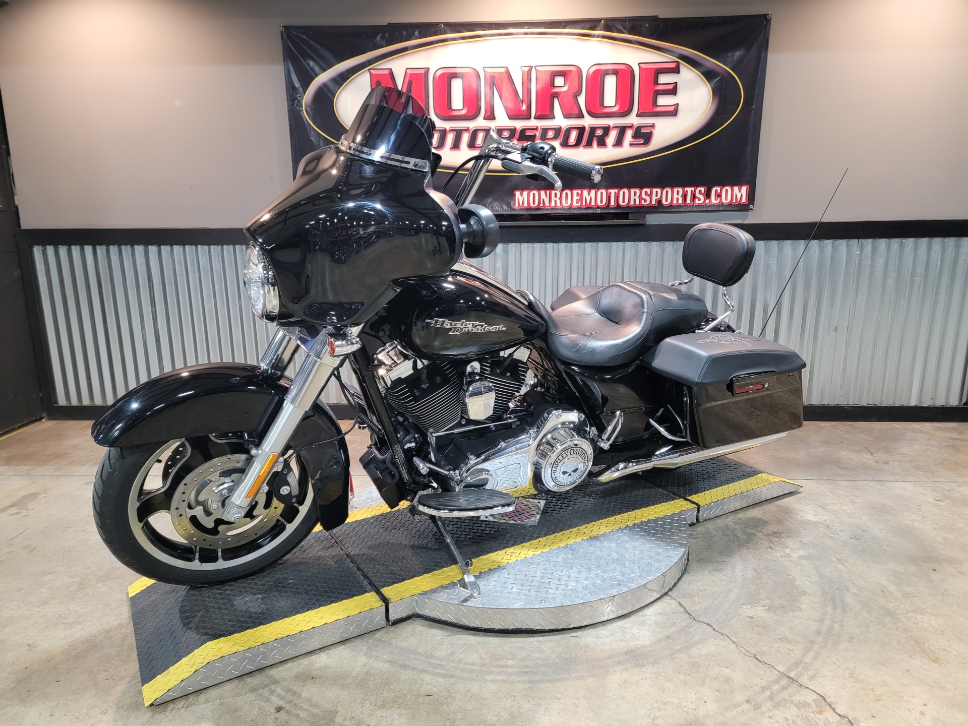 2012 Harley-Davidson Street Glide® in Monroe, Michigan - Photo 12