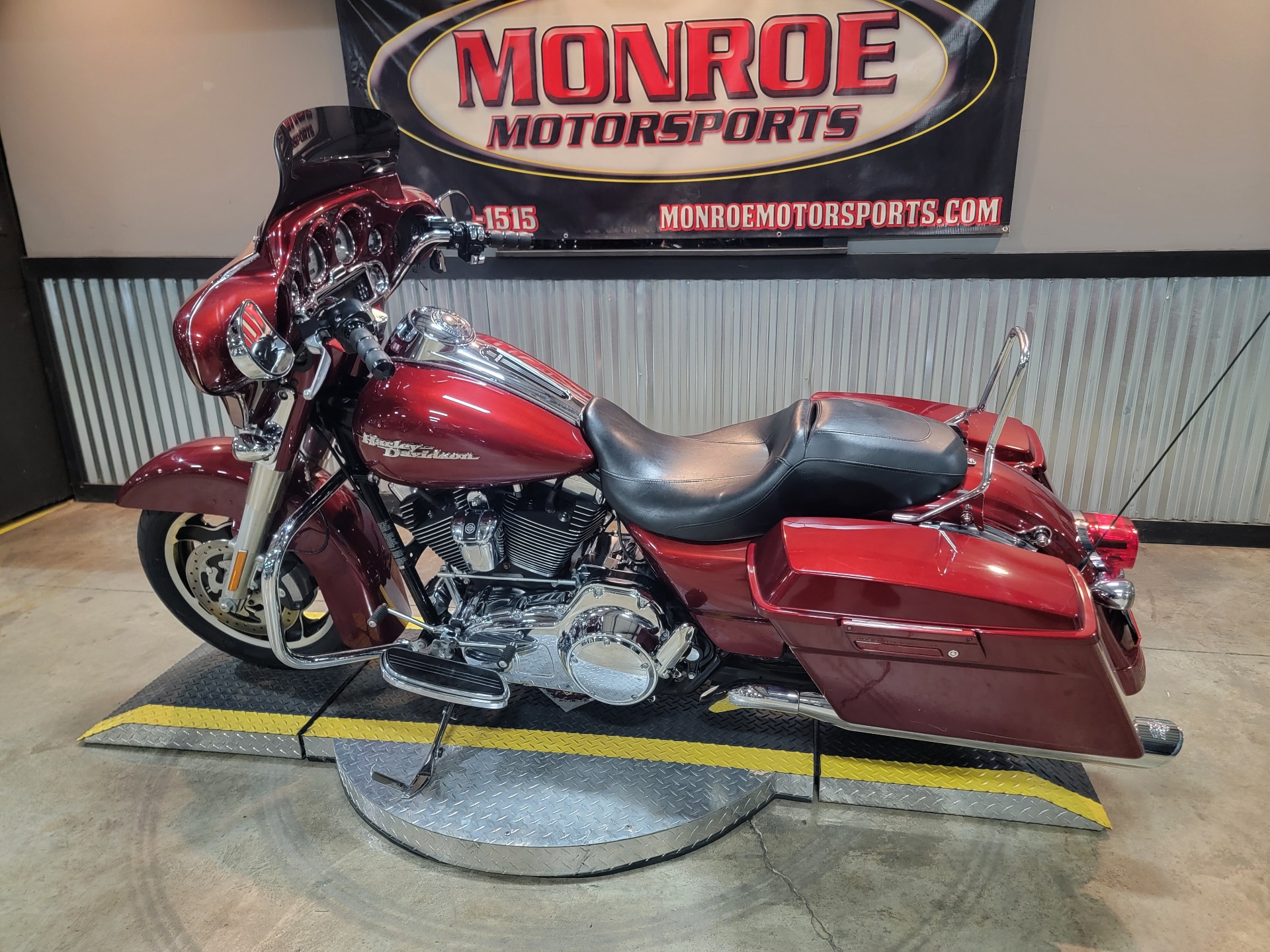 2009 Harley-Davidson Street Glide® in Monroe, Michigan - Photo 2