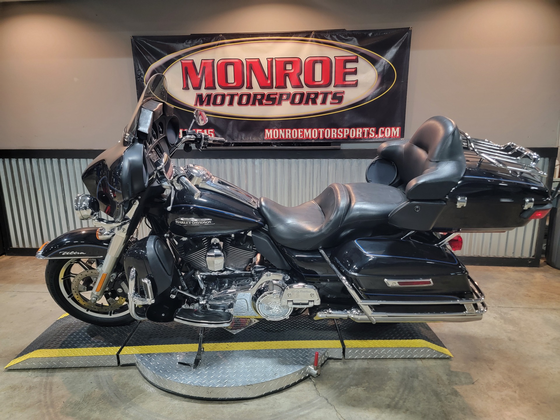 2014 Harley-Davidson Electra Glide® Ultra Classic® in Monroe, Michigan - Photo 2