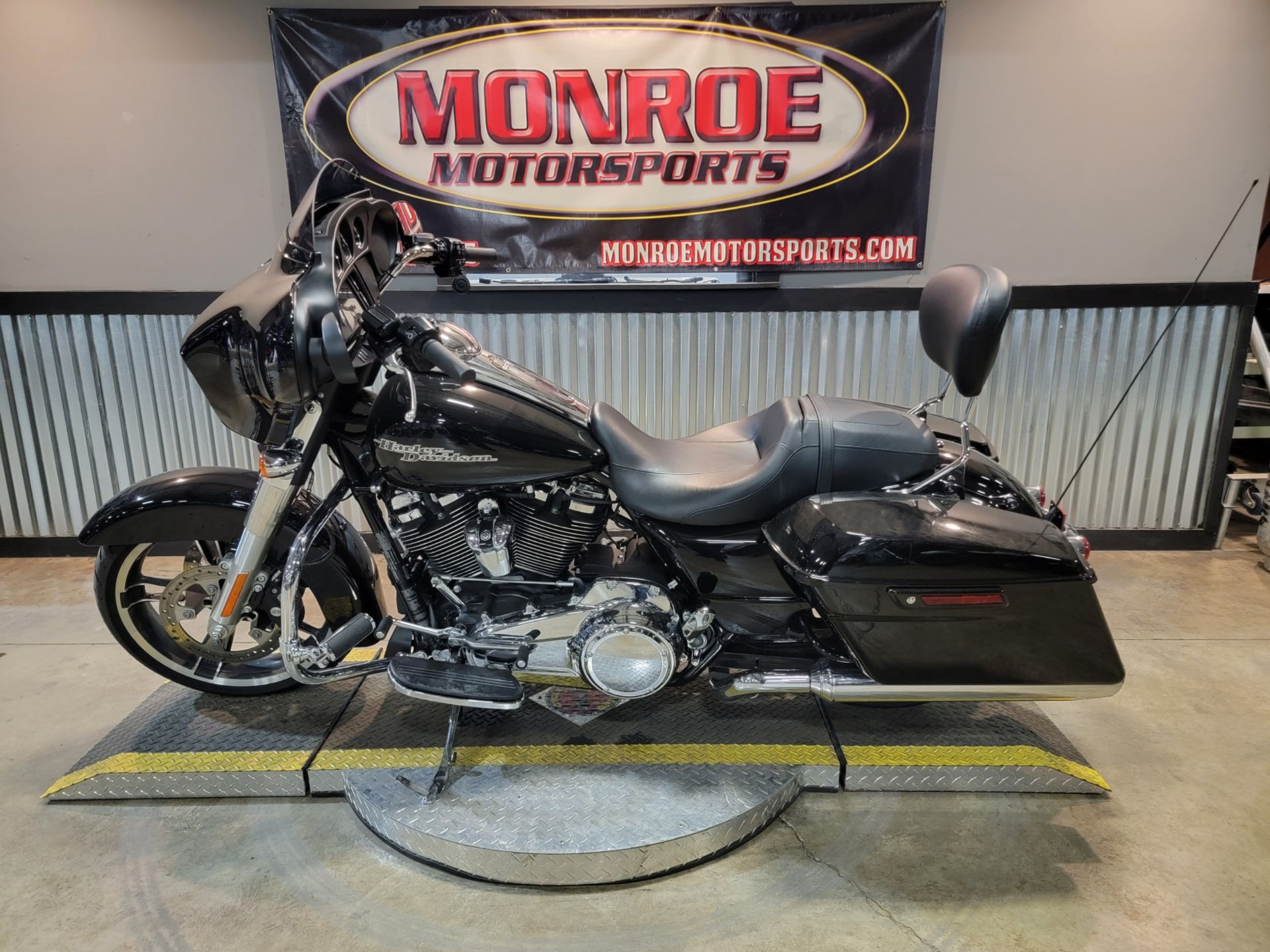 2018 Harley-Davidson Street Glide® in Monroe, Michigan - Photo 33