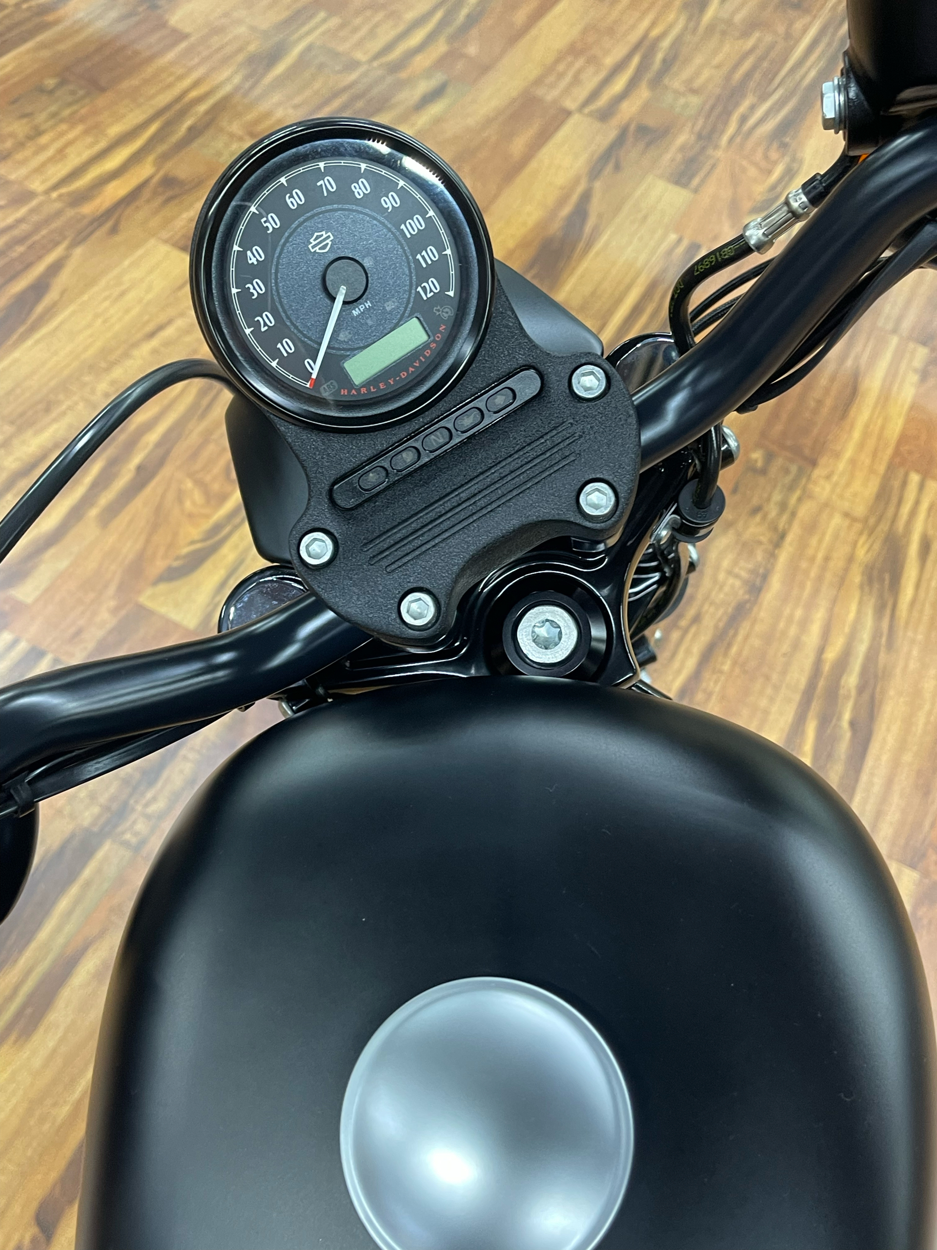 2021 Harley-Davidson Iron 883™ in Monroe, Michigan - Photo 10