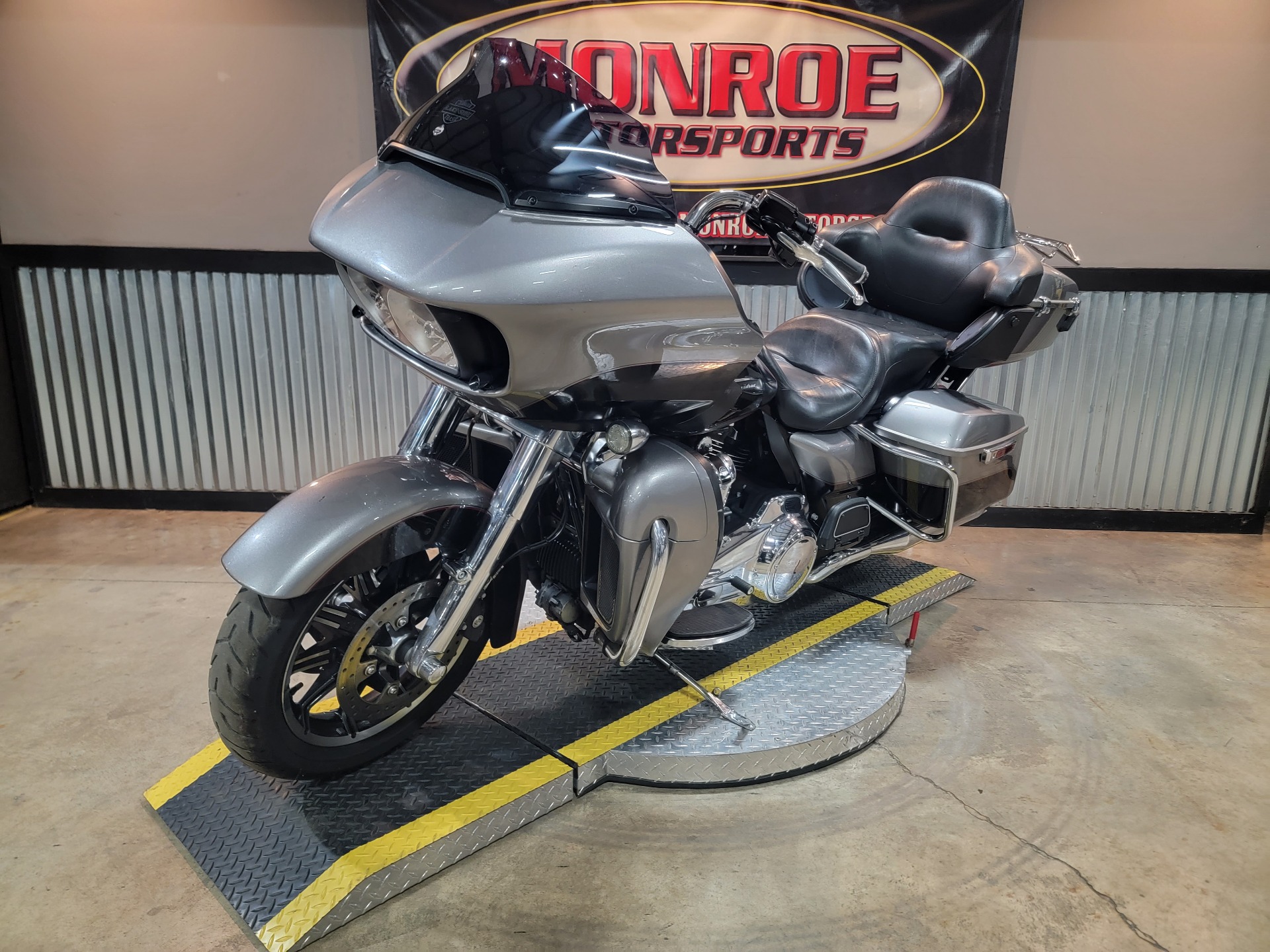 2017 Harley-Davidson Road Glide® Ultra in Monroe, Michigan - Photo 2