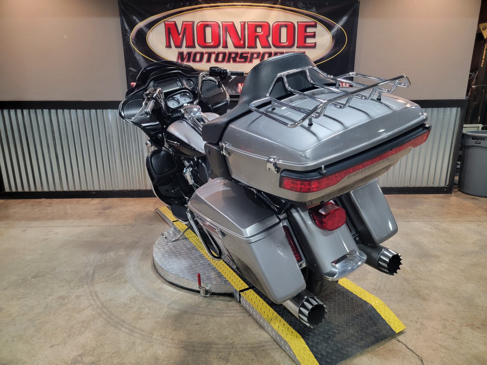 2017 Harley-Davidson Road Glide® Ultra in Monroe, Michigan - Photo 9