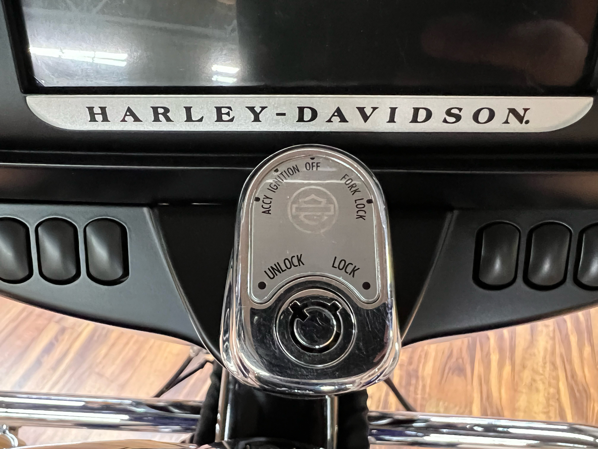 2015 Harley-Davidson Street Glide® in Monroe, Michigan - Photo 24