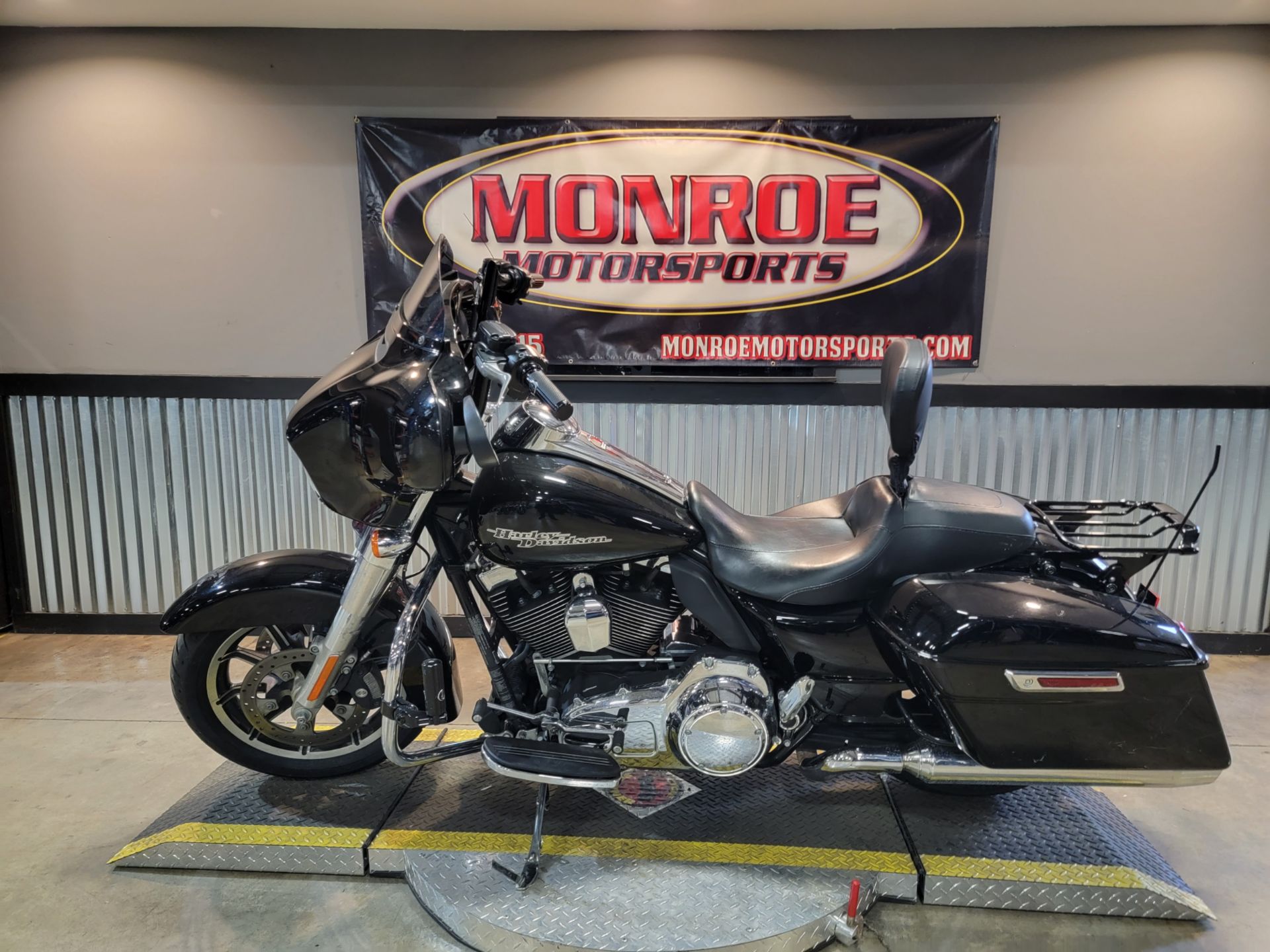 2015 Harley-Davidson Electra Glide® Ultra Classic® in Monroe, Michigan - Photo 2