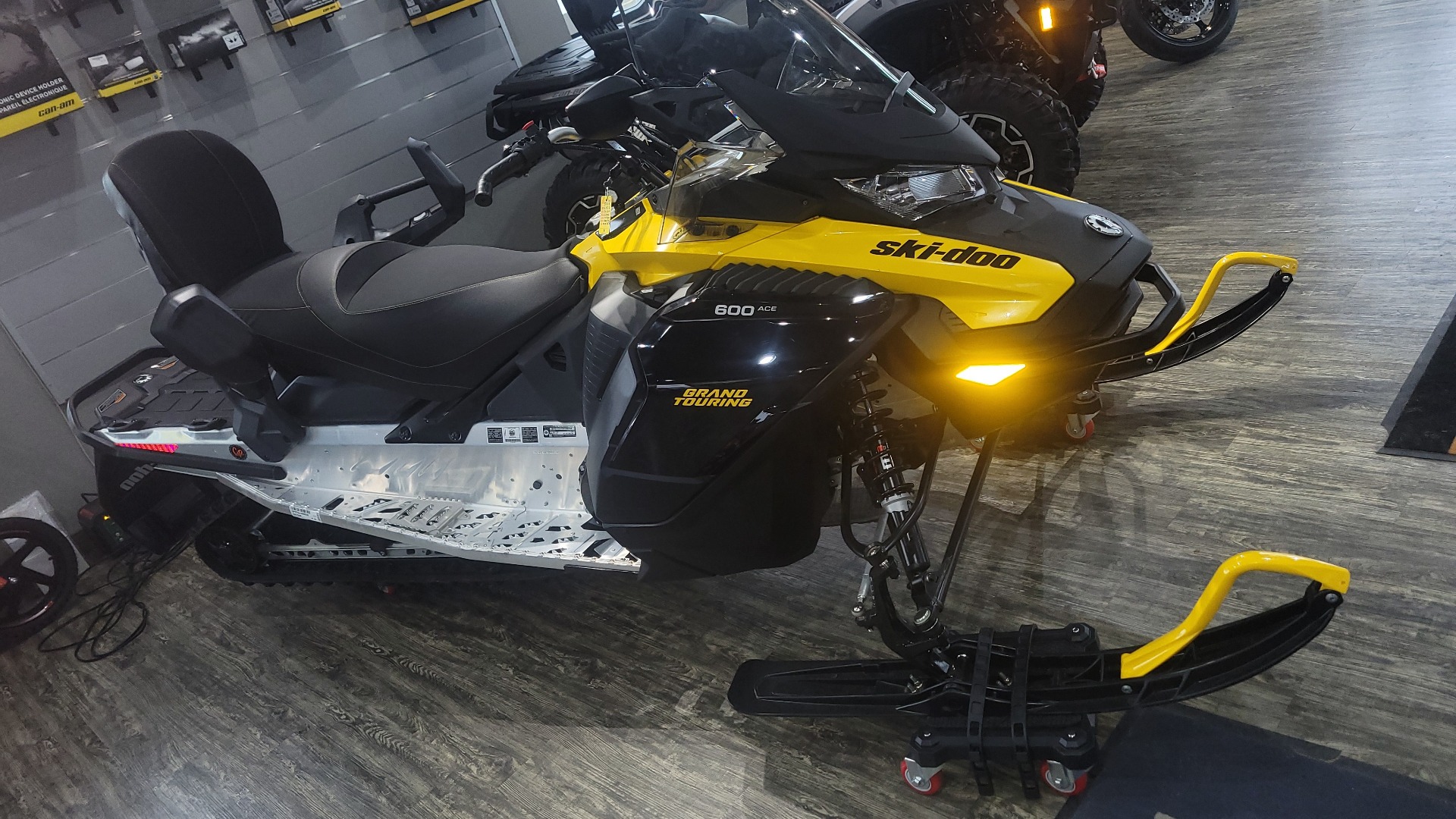 Ski-Doo Grand Touring Sport 600 ACE ES Silent Track II Image