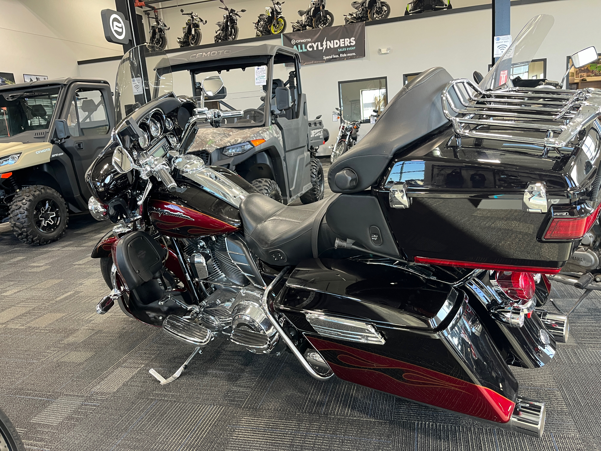 2011 Harley-Davidson CVO™ Ultra Classic® Electra Glide® in Bismarck, North Dakota - Photo 2