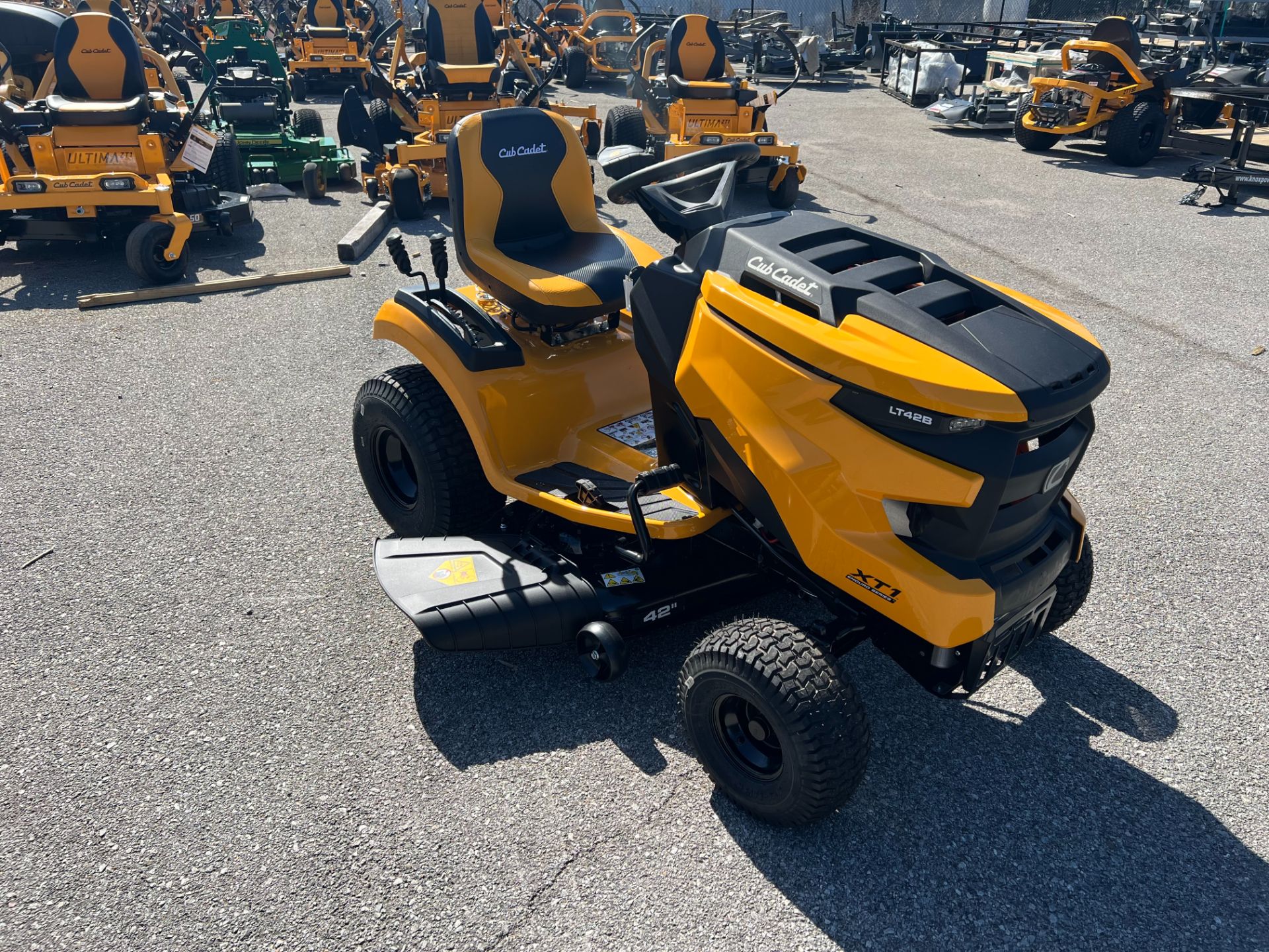 2023 Cub Cadet XT1 LT42B 42 in. Briggs & Stratton Professional Series 19 hp in Knoxville, Tennessee - Photo 4