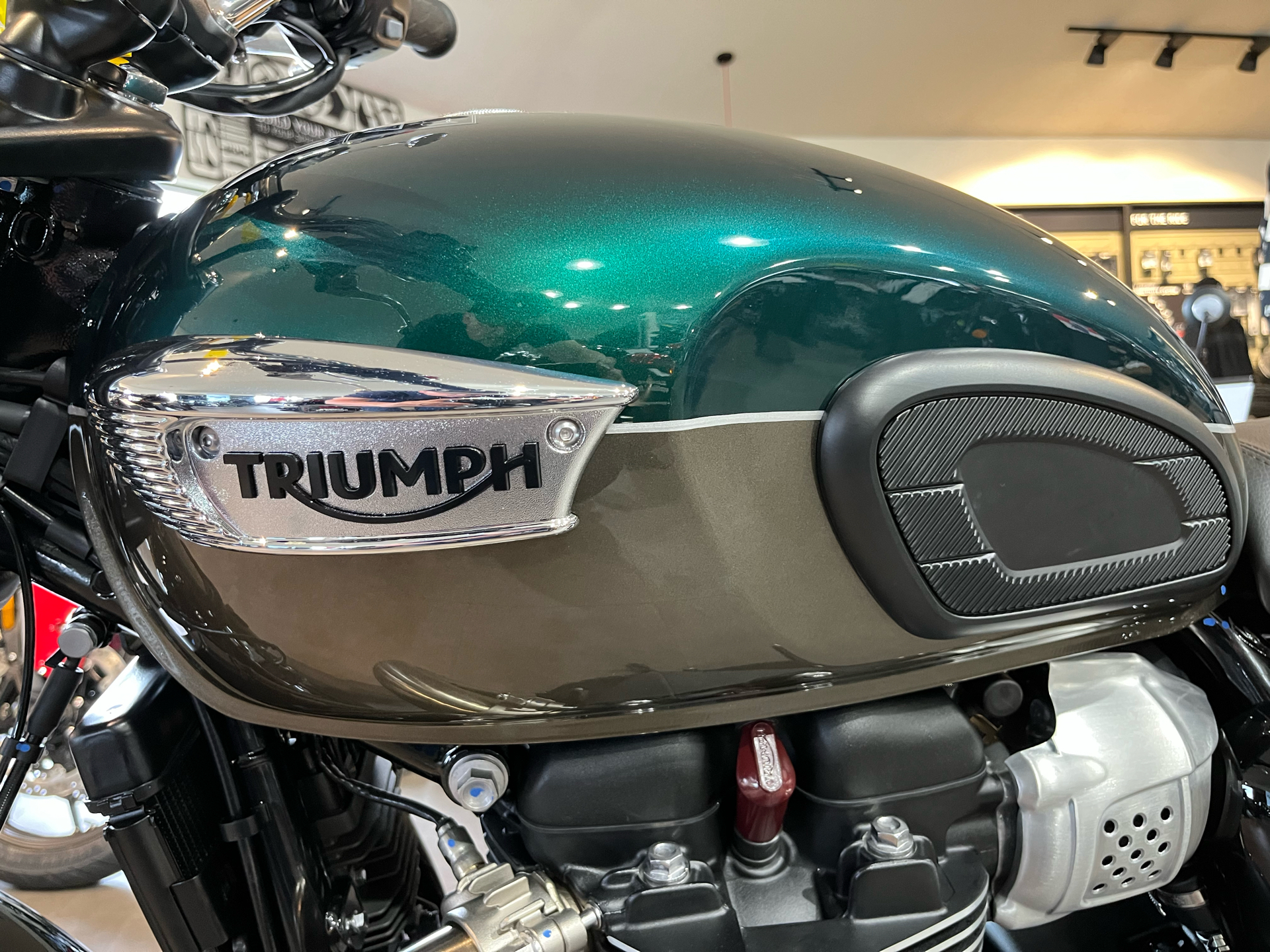 2024 Triumph Bonneville T100 in Belle Plaine, Minnesota - Photo 3