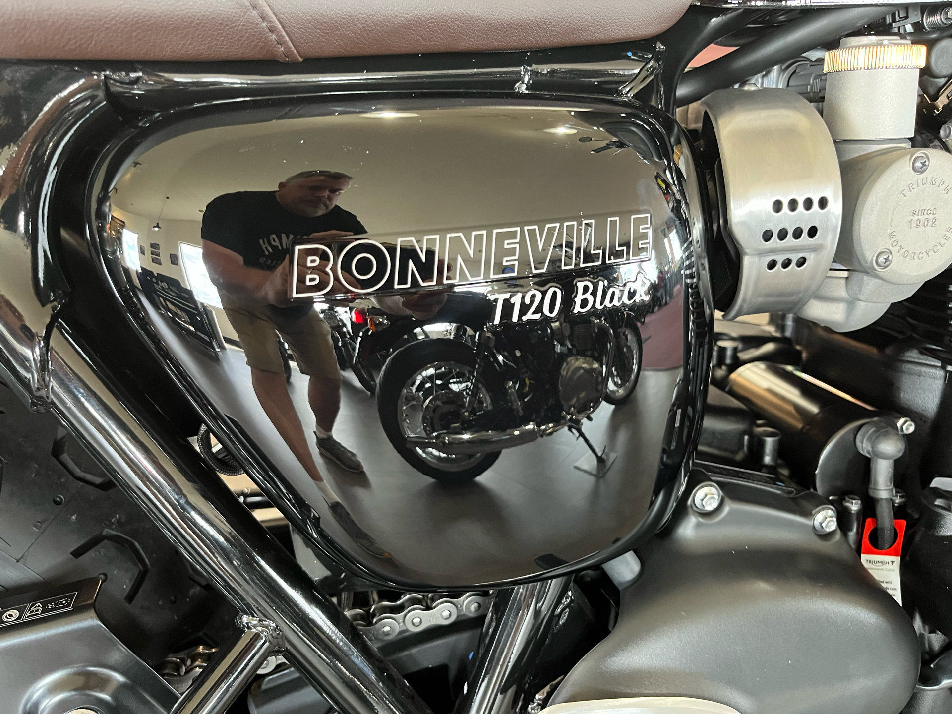 2023 Triumph Bonneville T120 Black in Belle Plaine, Minnesota - Photo 5