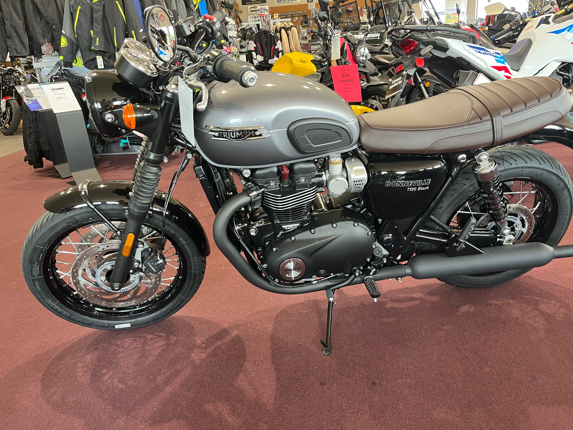 2024 Triumph Bonneville T120 Black in Belle Plaine, Minnesota - Photo 5