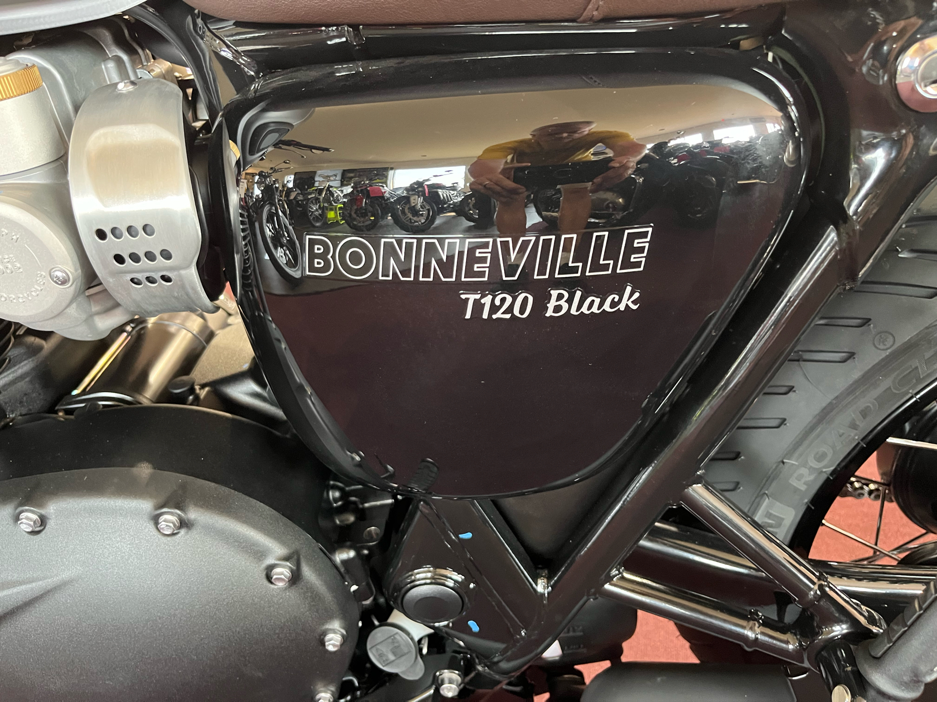 2024 Triumph Bonneville T120 Black in Belle Plaine, Minnesota - Photo 6