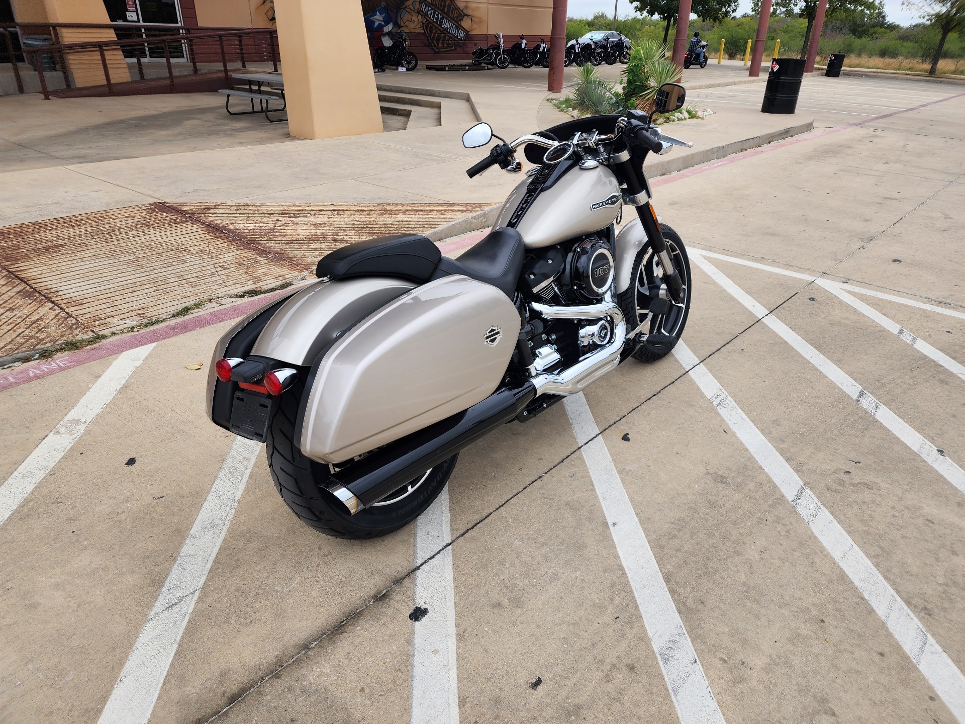 2018 Harley-Davidson Sport Glide® in San Antonio, Texas - Photo 8