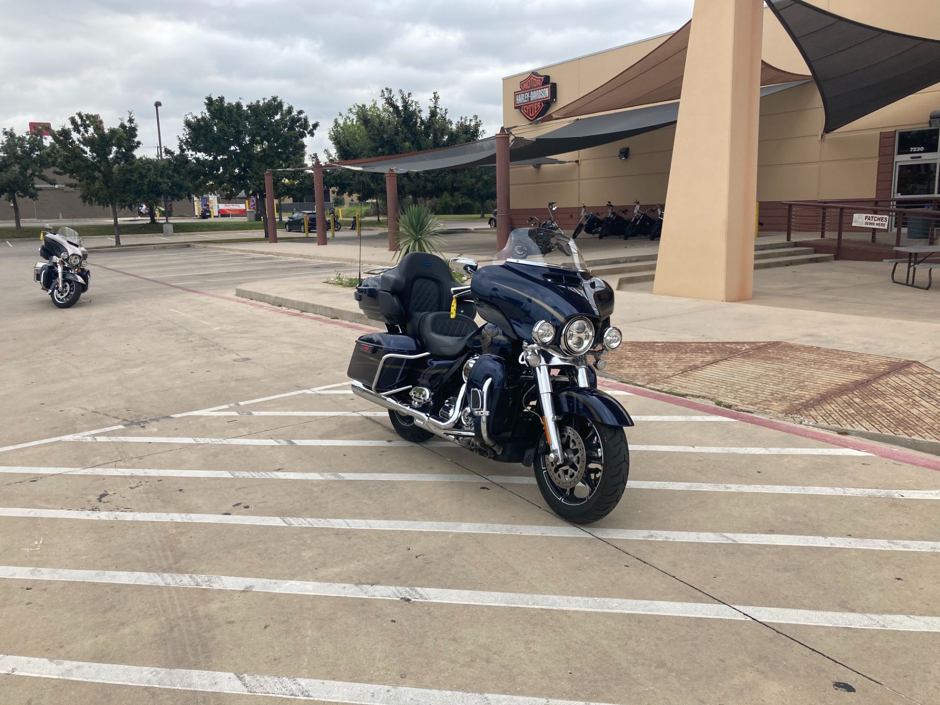 2018 Harley-Davidson 115th Anniversary CVO™ Limited in San Antonio, Texas - Photo 2