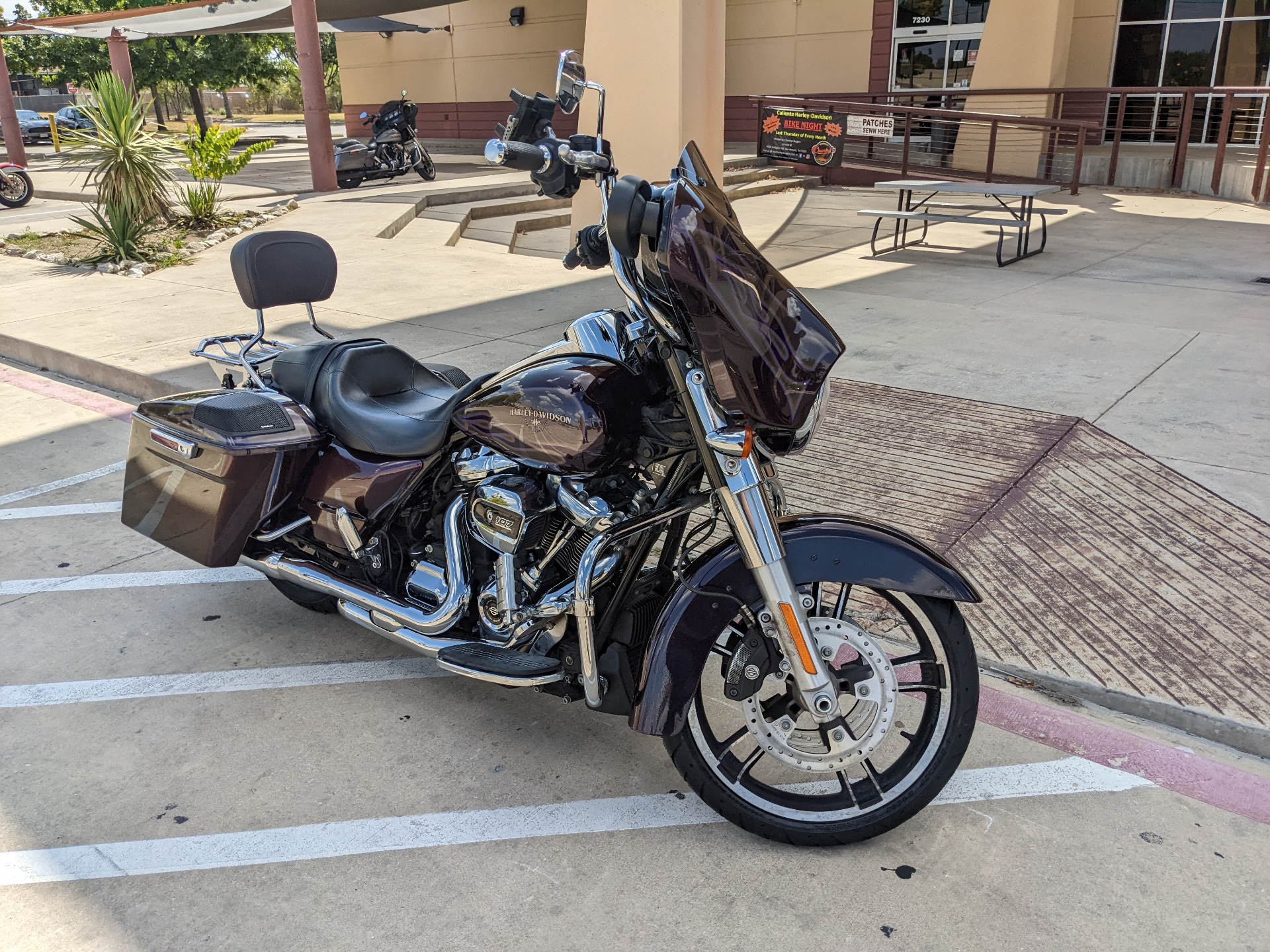 2017 Harley-Davidson Street Glide® Special in San Antonio, Texas - Photo 2