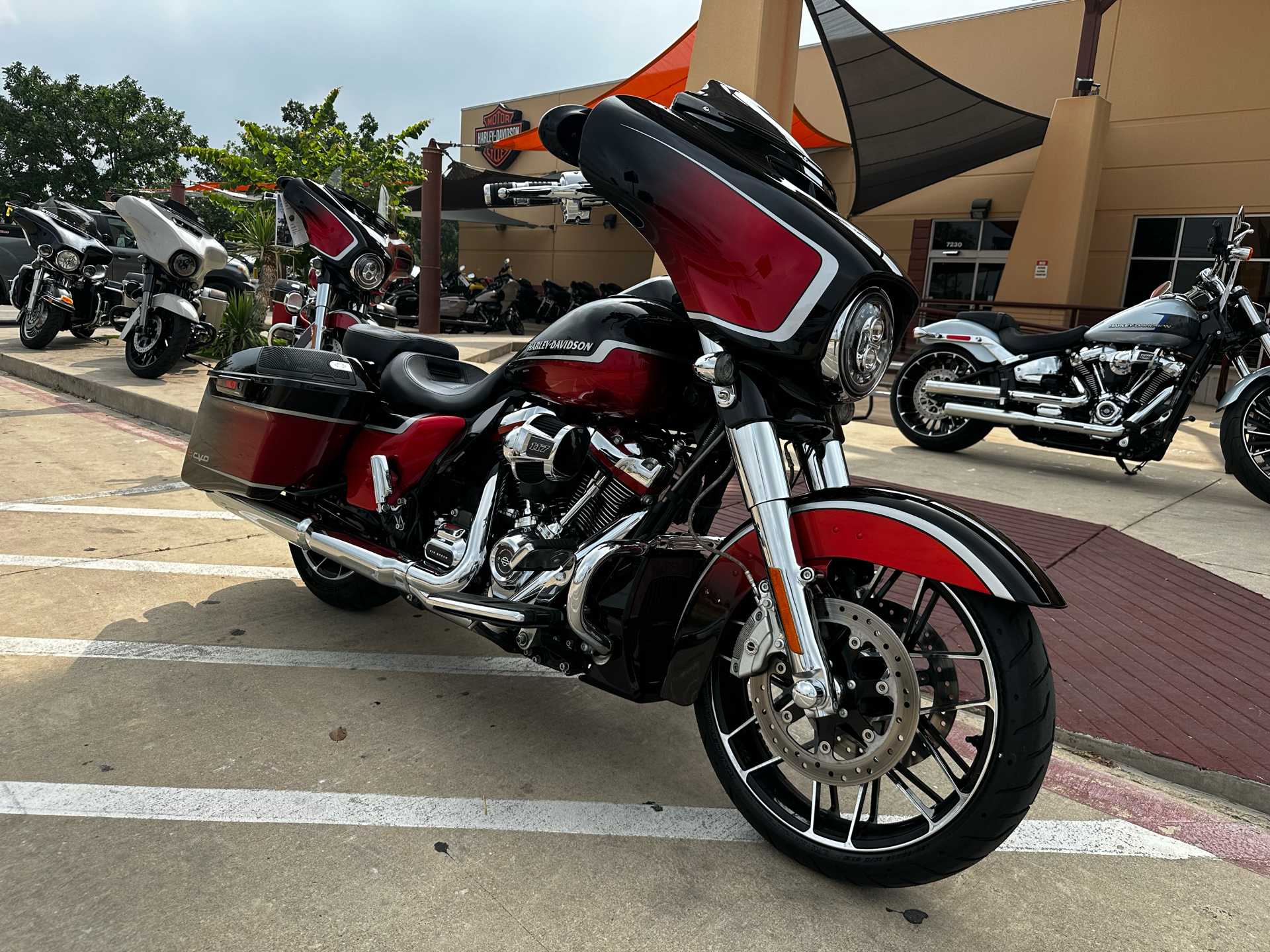2021 Harley-Davidson CVO™ Street Glide® in San Antonio, Texas - Photo 2