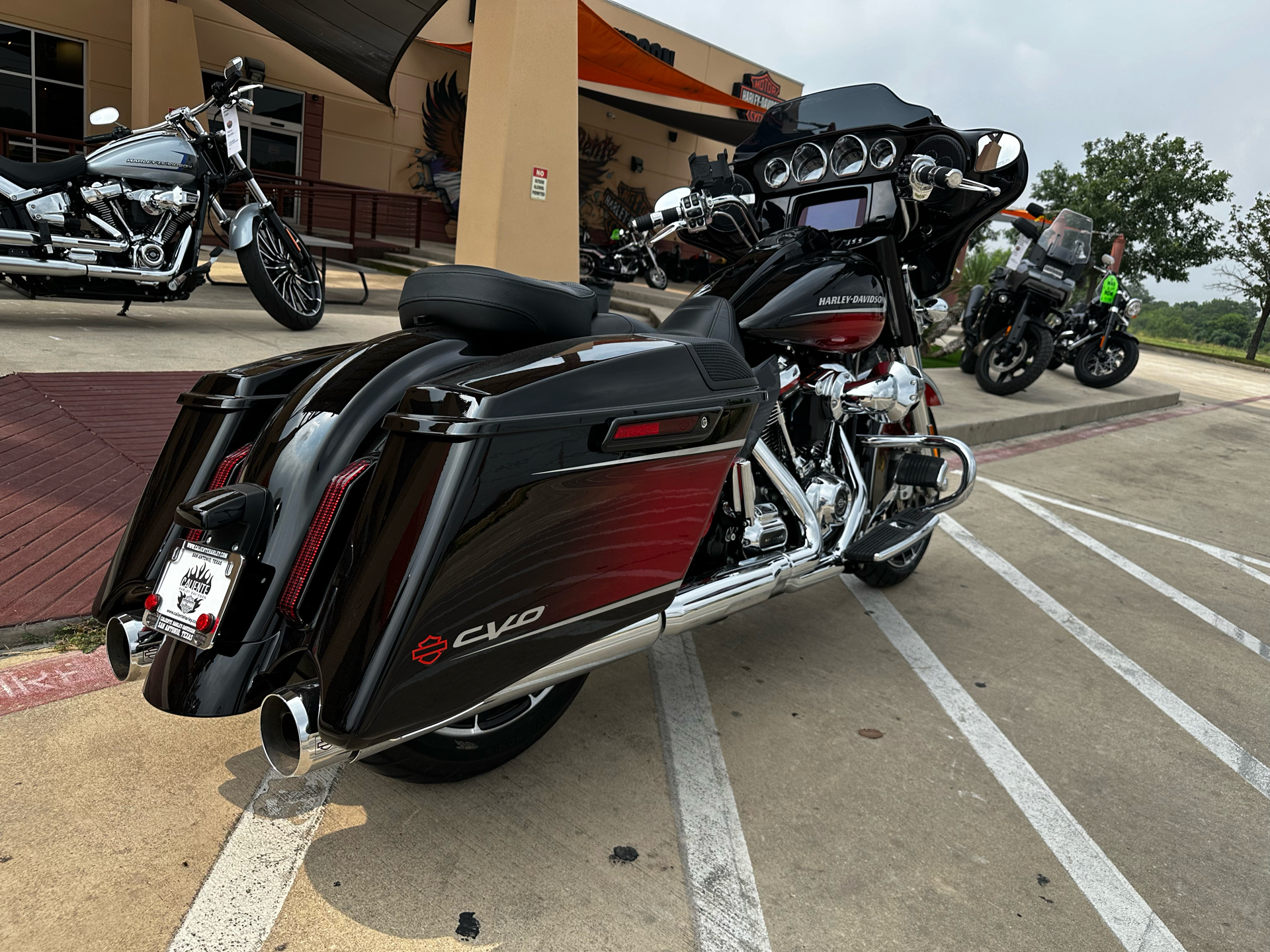 2021 Harley-Davidson CVO™ Street Glide® in San Antonio, Texas - Photo 8