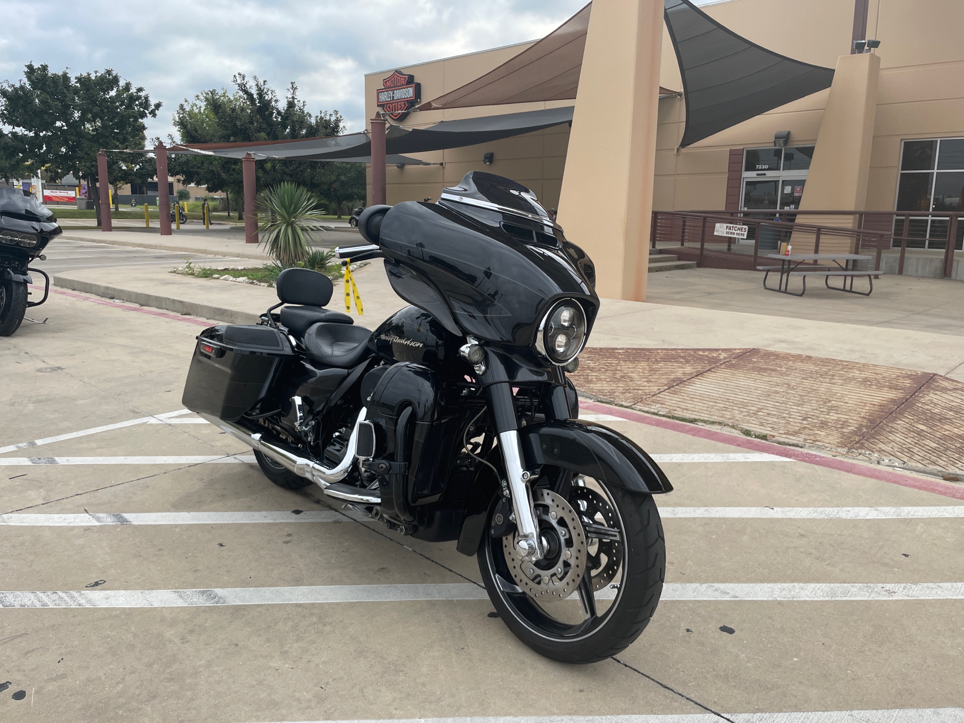 2017 Harley-Davidson CVO™ Street Glide® in San Antonio, Texas - Photo 2