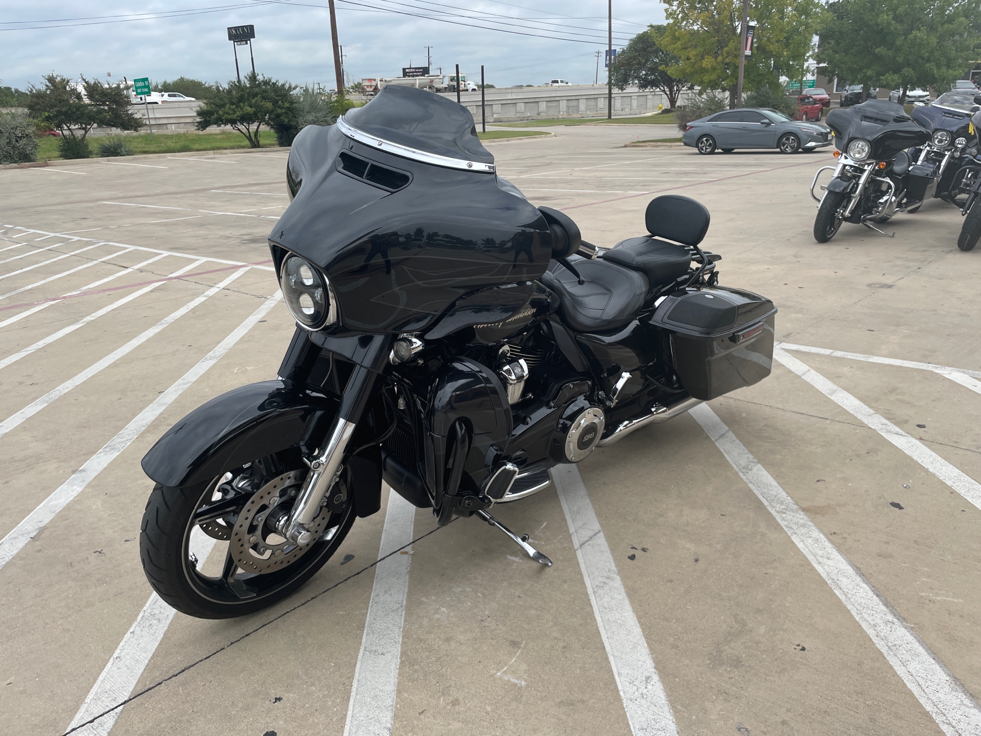 2017 Harley-Davidson CVO™ Street Glide® in San Antonio, Texas - Photo 4