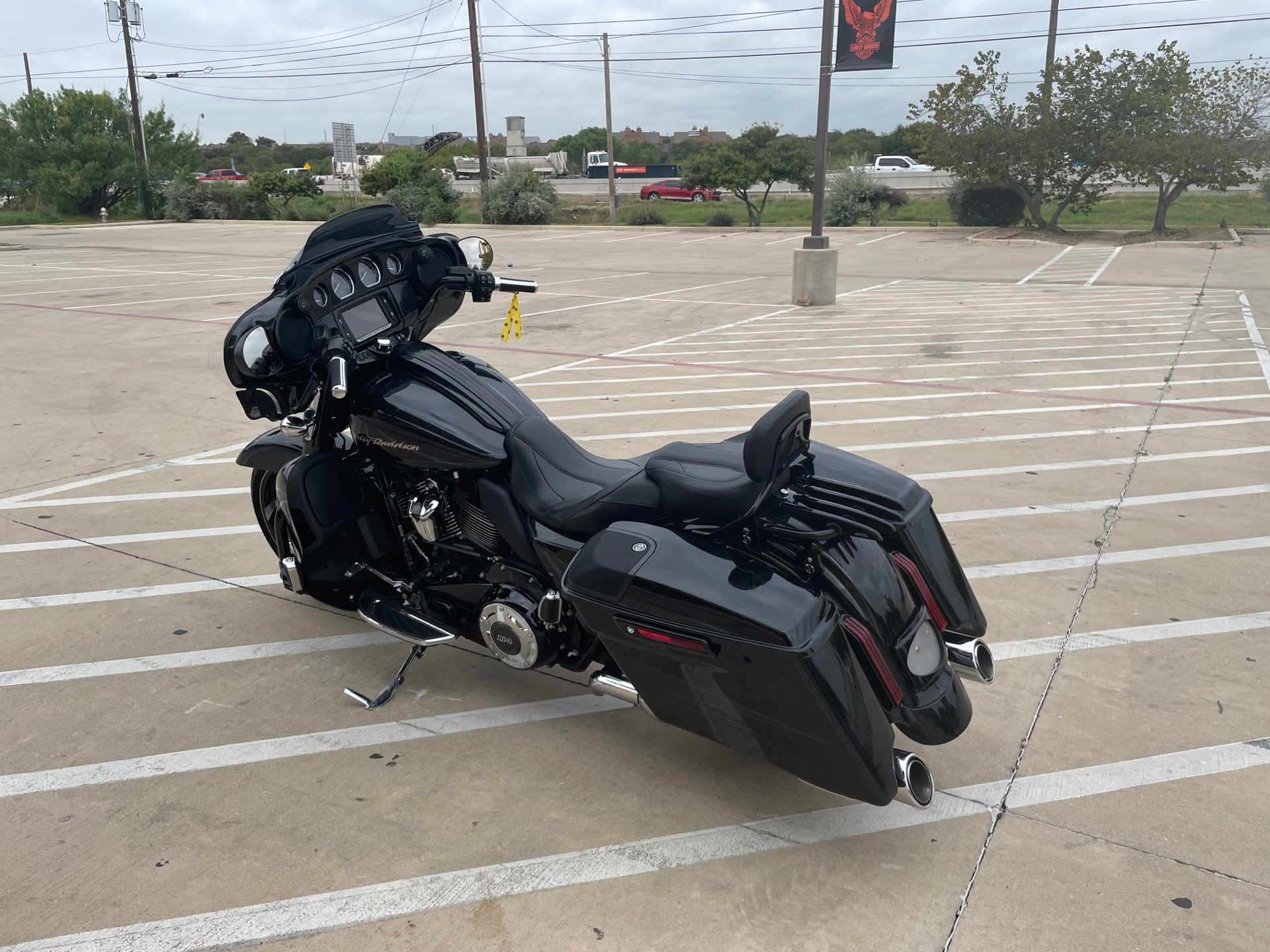 2017 Harley-Davidson CVO™ Street Glide® in San Antonio, Texas - Photo 6