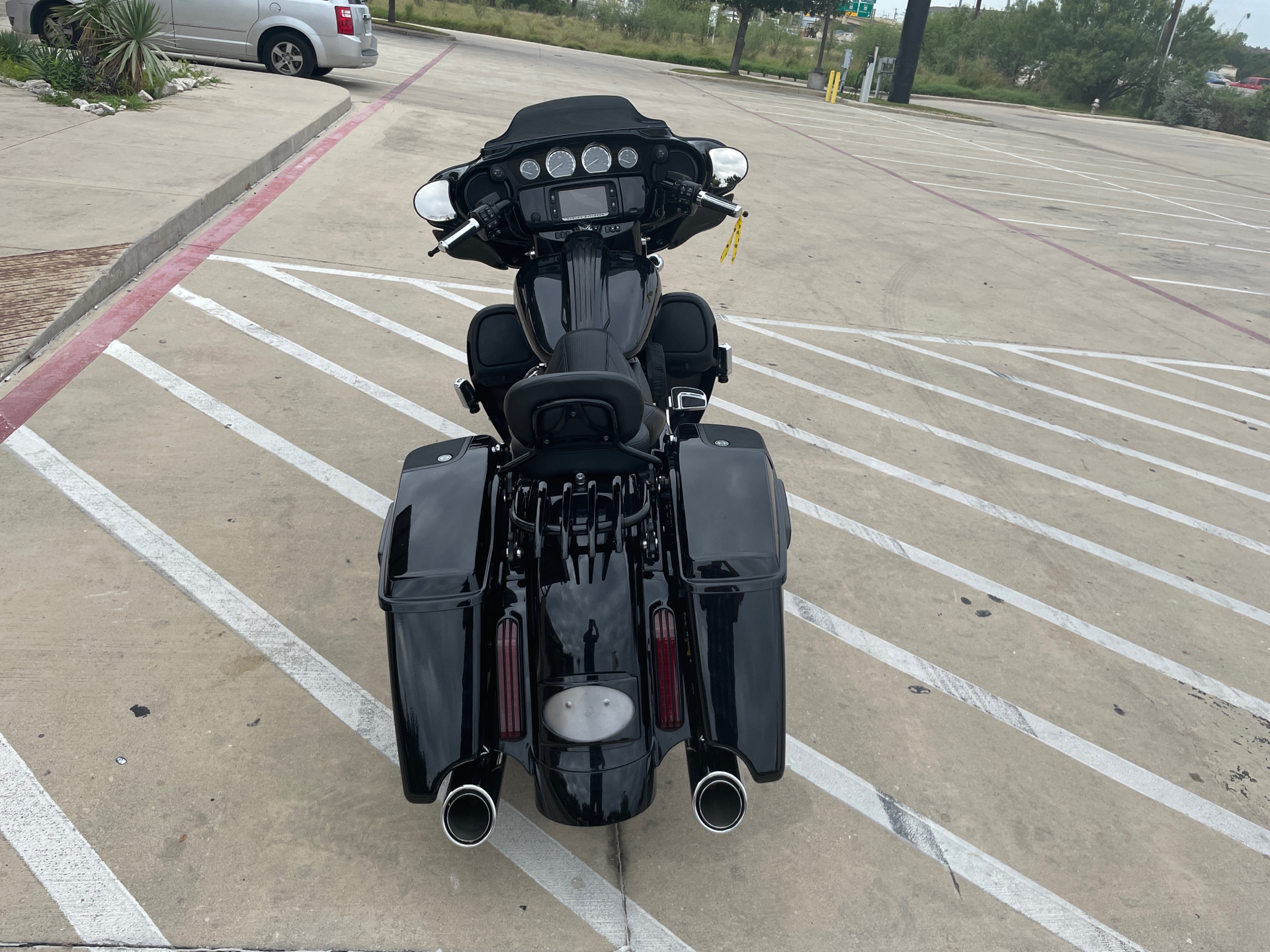 2017 Harley-Davidson CVO™ Street Glide® in San Antonio, Texas - Photo 7