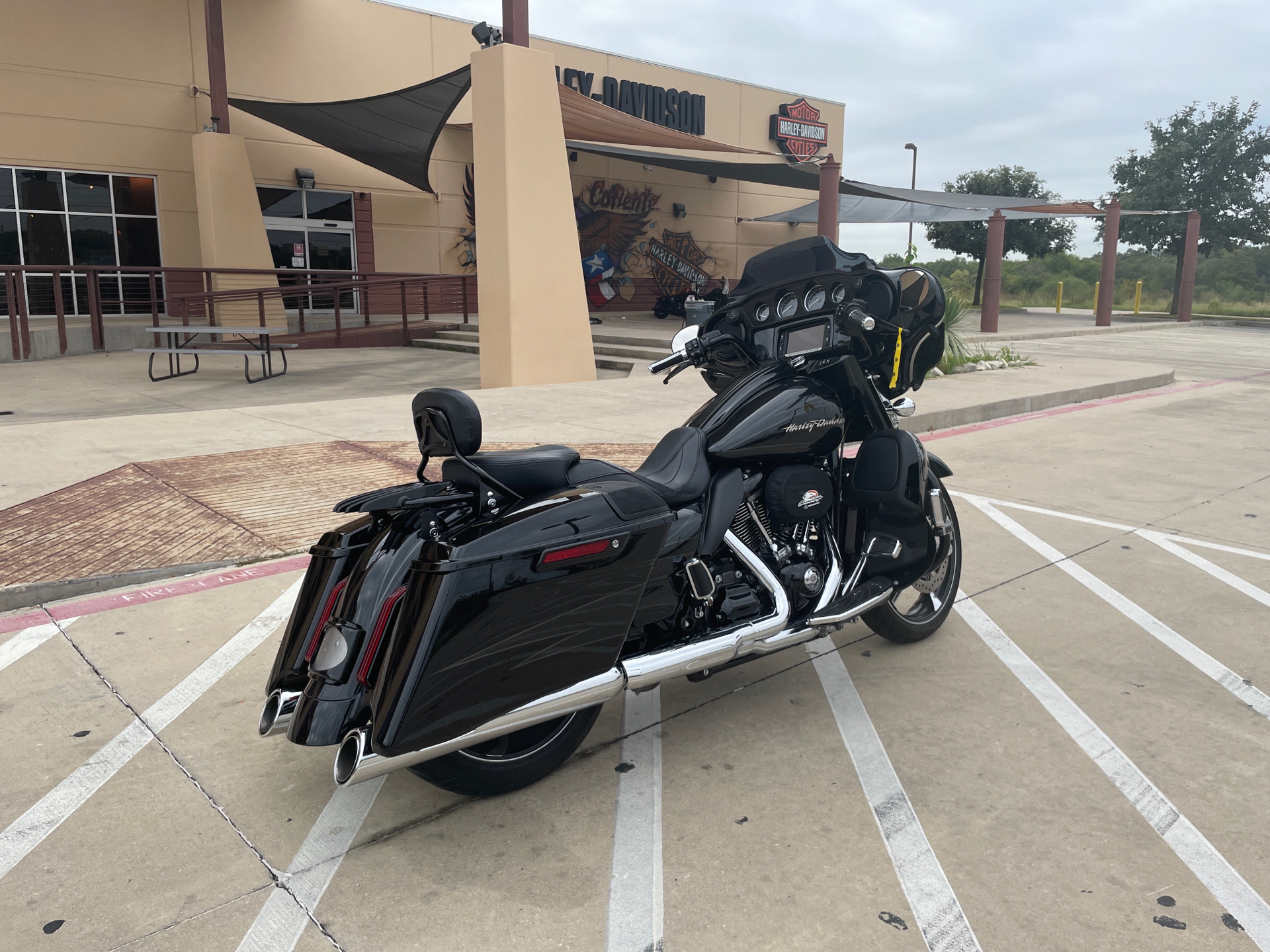 2017 Harley-Davidson CVO™ Street Glide® in San Antonio, Texas - Photo 8