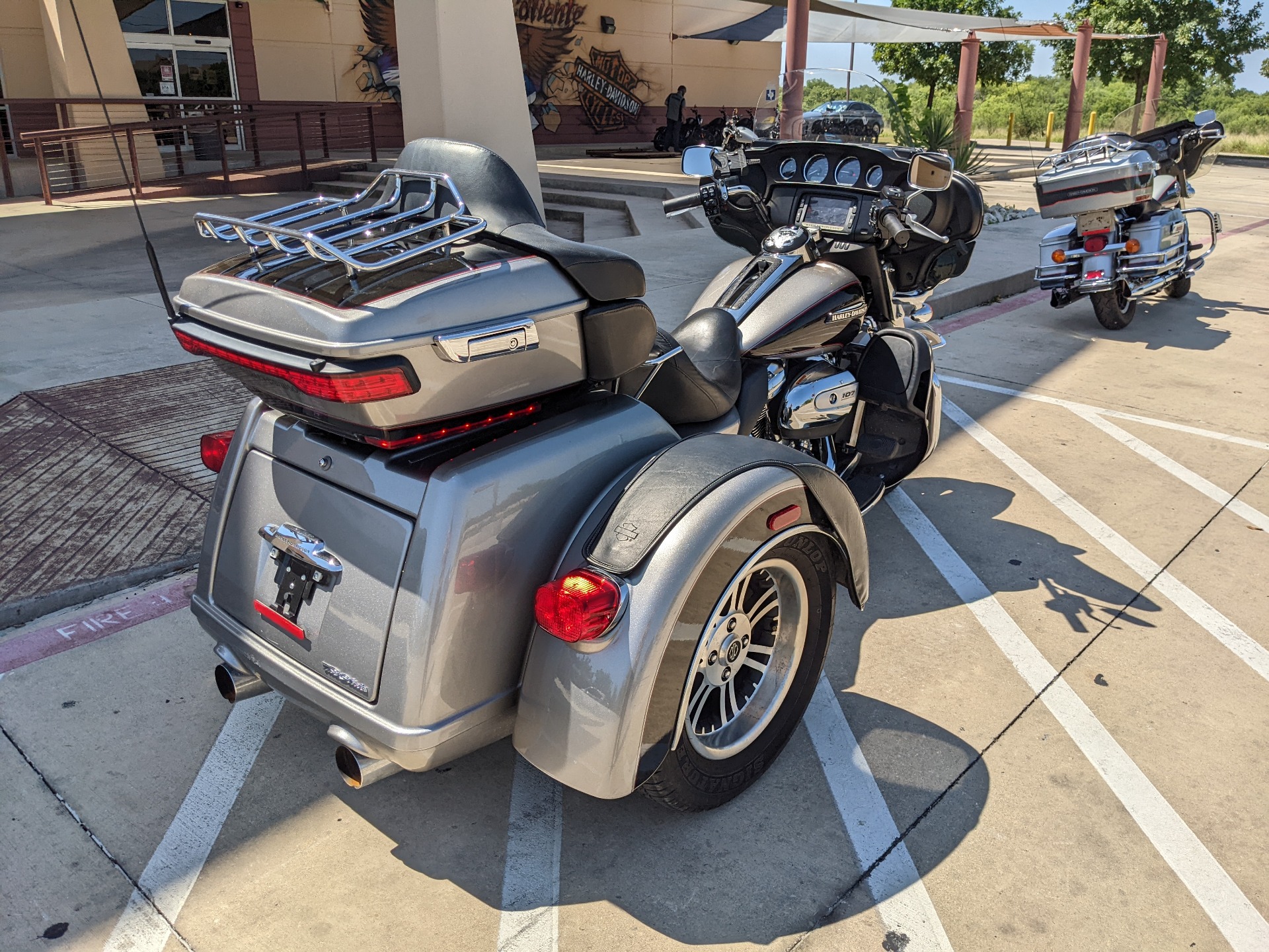 2017 Harley-Davidson Tri Glide® Ultra in San Antonio, Texas - Photo 2