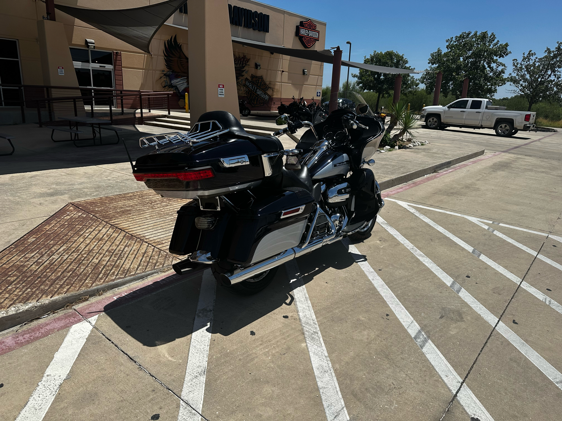 2019 Harley-Davidson Road Glide® Ultra in San Antonio, Texas - Photo 8