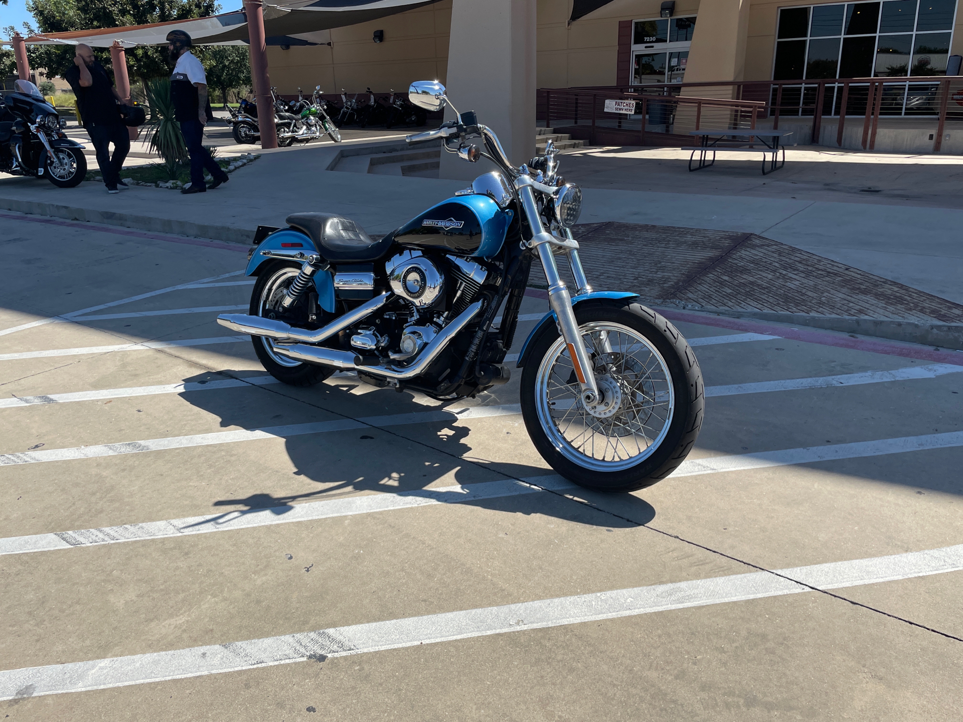 2011 Harley-Davidson Dyna® Super Glide® Custom in San Antonio, Texas - Photo 2