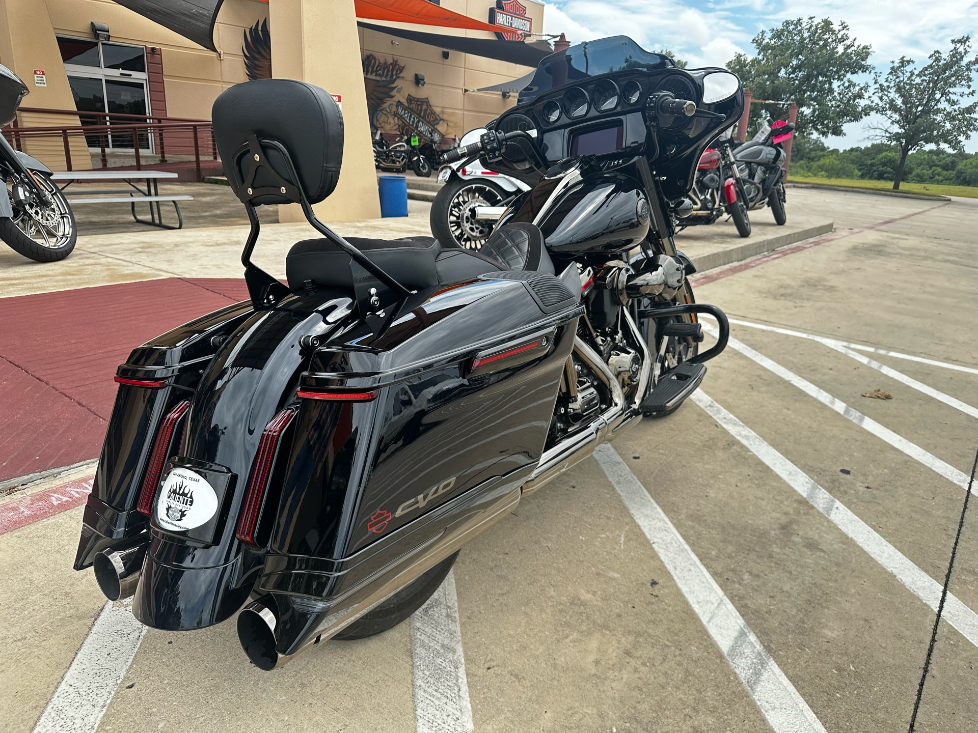 2022 Harley-Davidson CVO™ Street Glide® in San Antonio, Texas - Photo 8