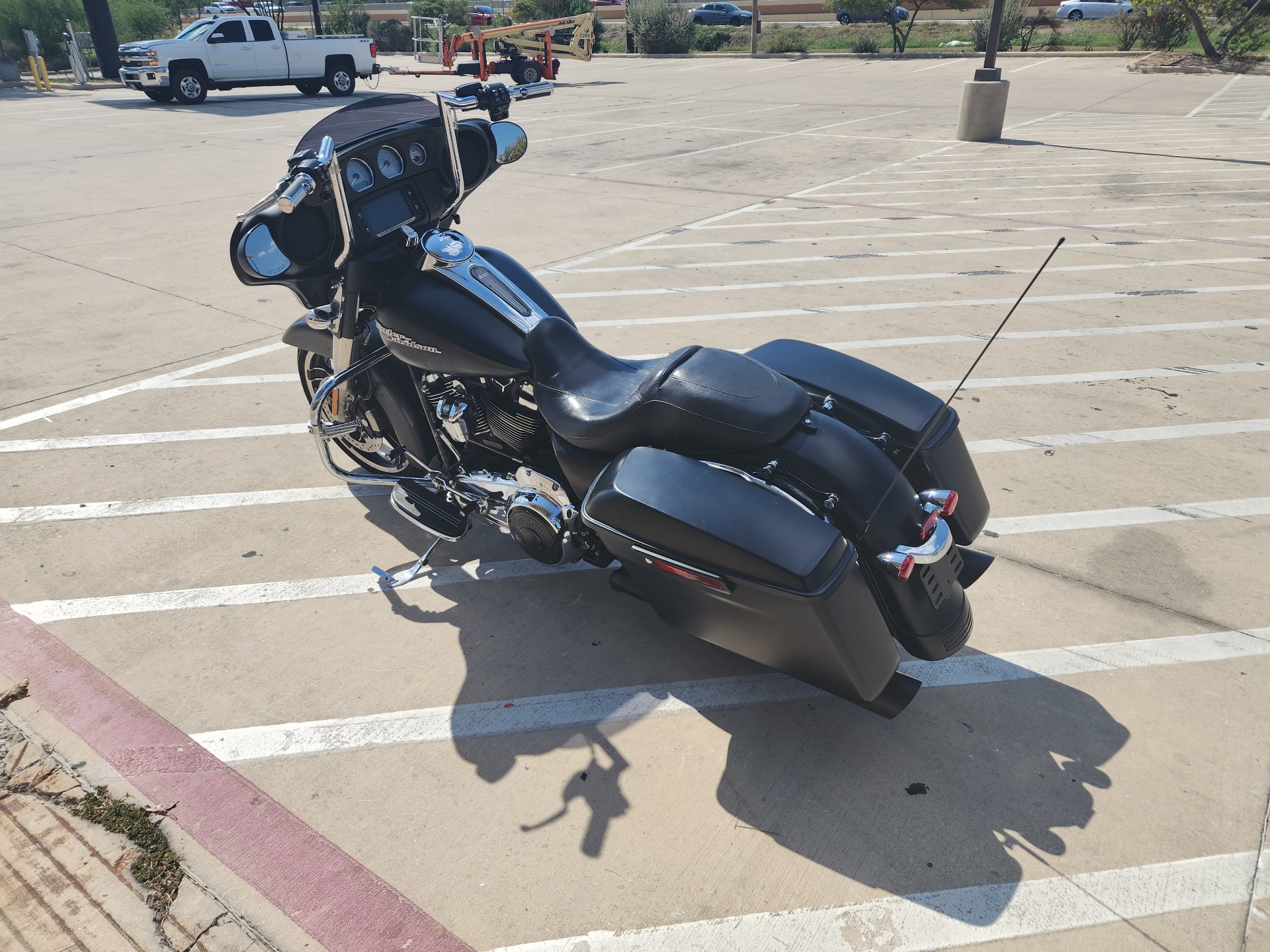 2017 Harley-Davidson Street Glide® Special in San Antonio, Texas - Photo 6