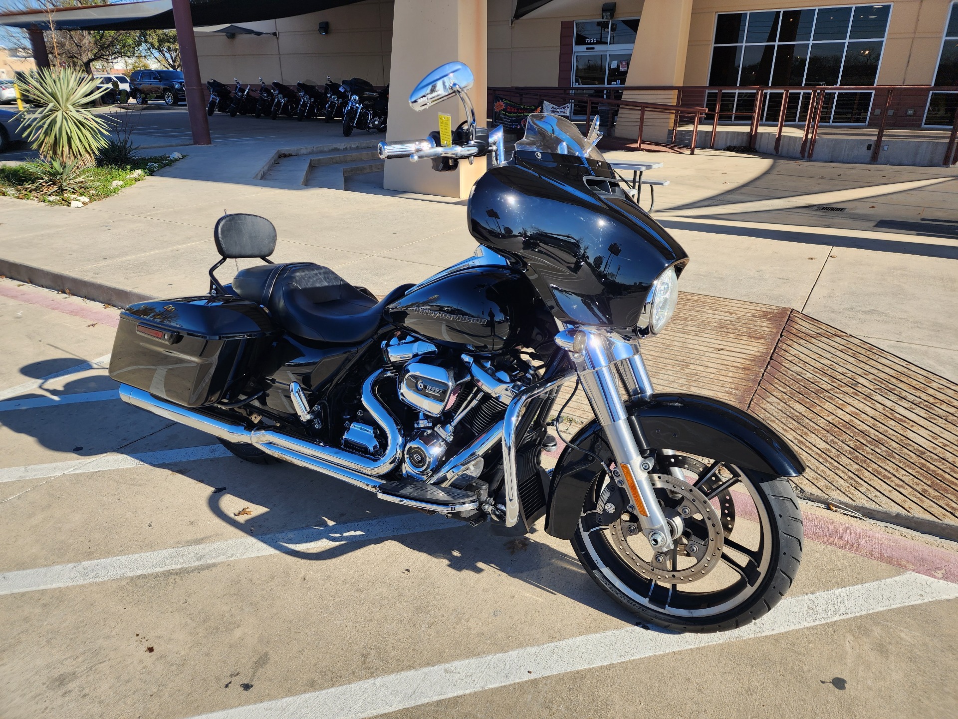 2017 Harley-Davidson Street Glide® in San Antonio, Texas - Photo 2