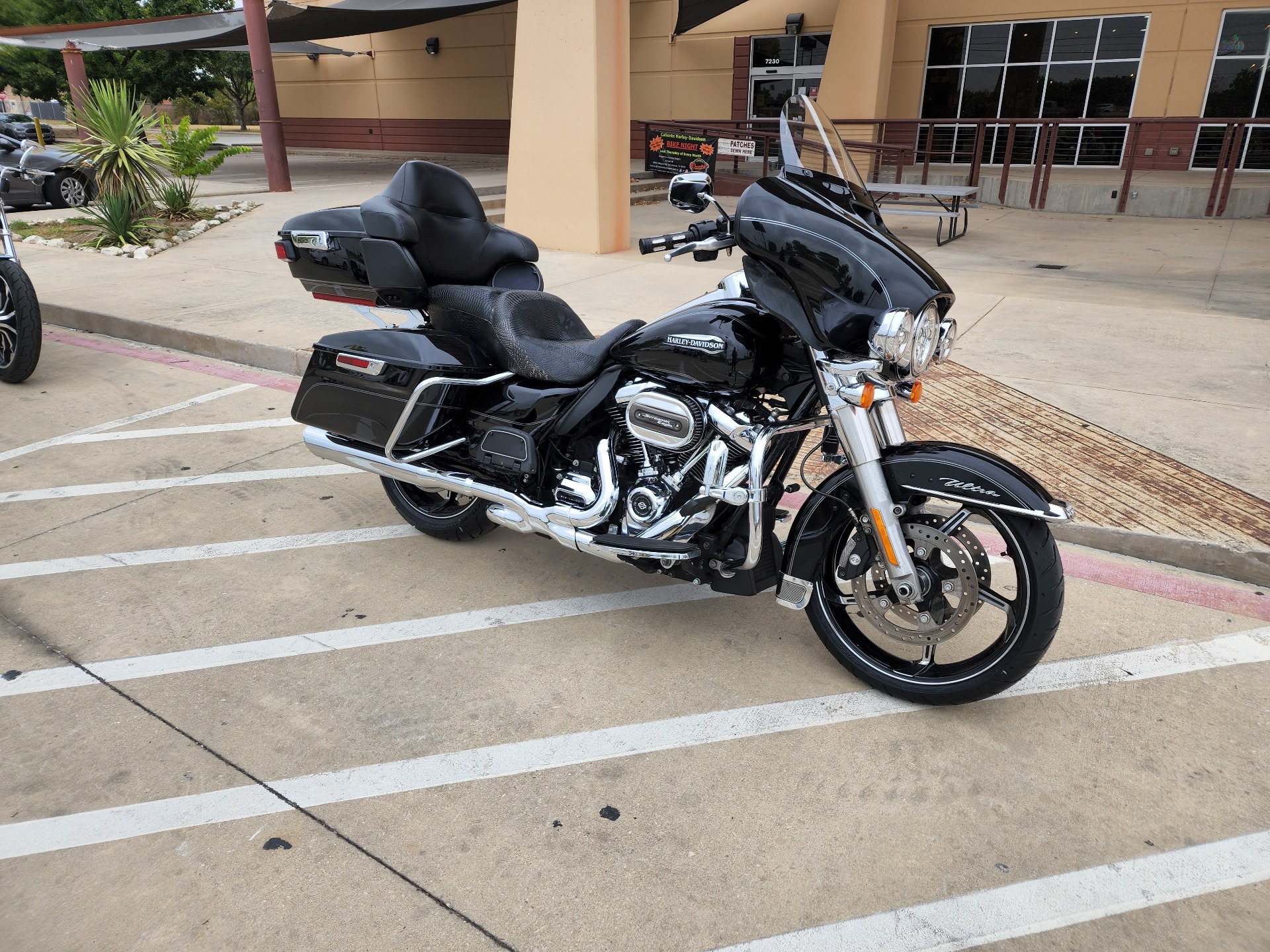 2017 Harley-Davidson Electra Glide® Ultra Classic® in San Antonio, Texas - Photo 2