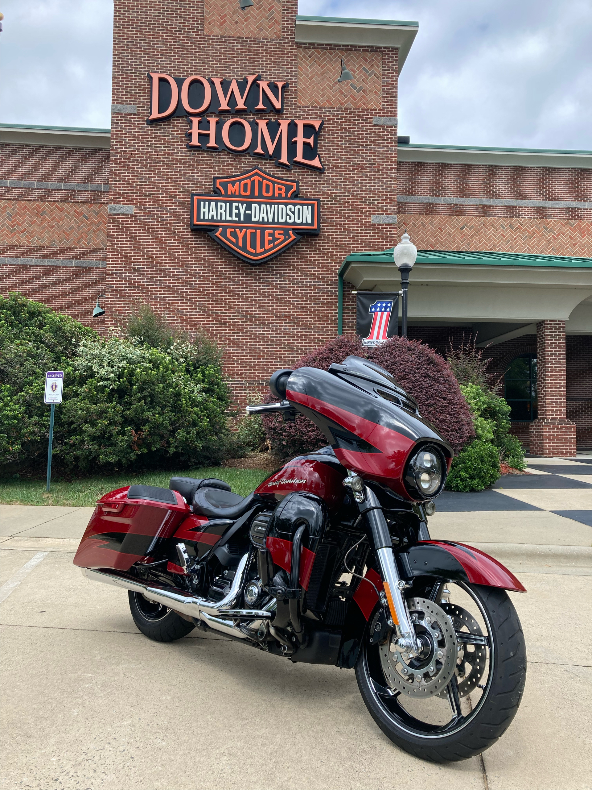 2017 Harley-Davidson CVO™ Street Glide® in Burlington, North Carolina - Photo 4