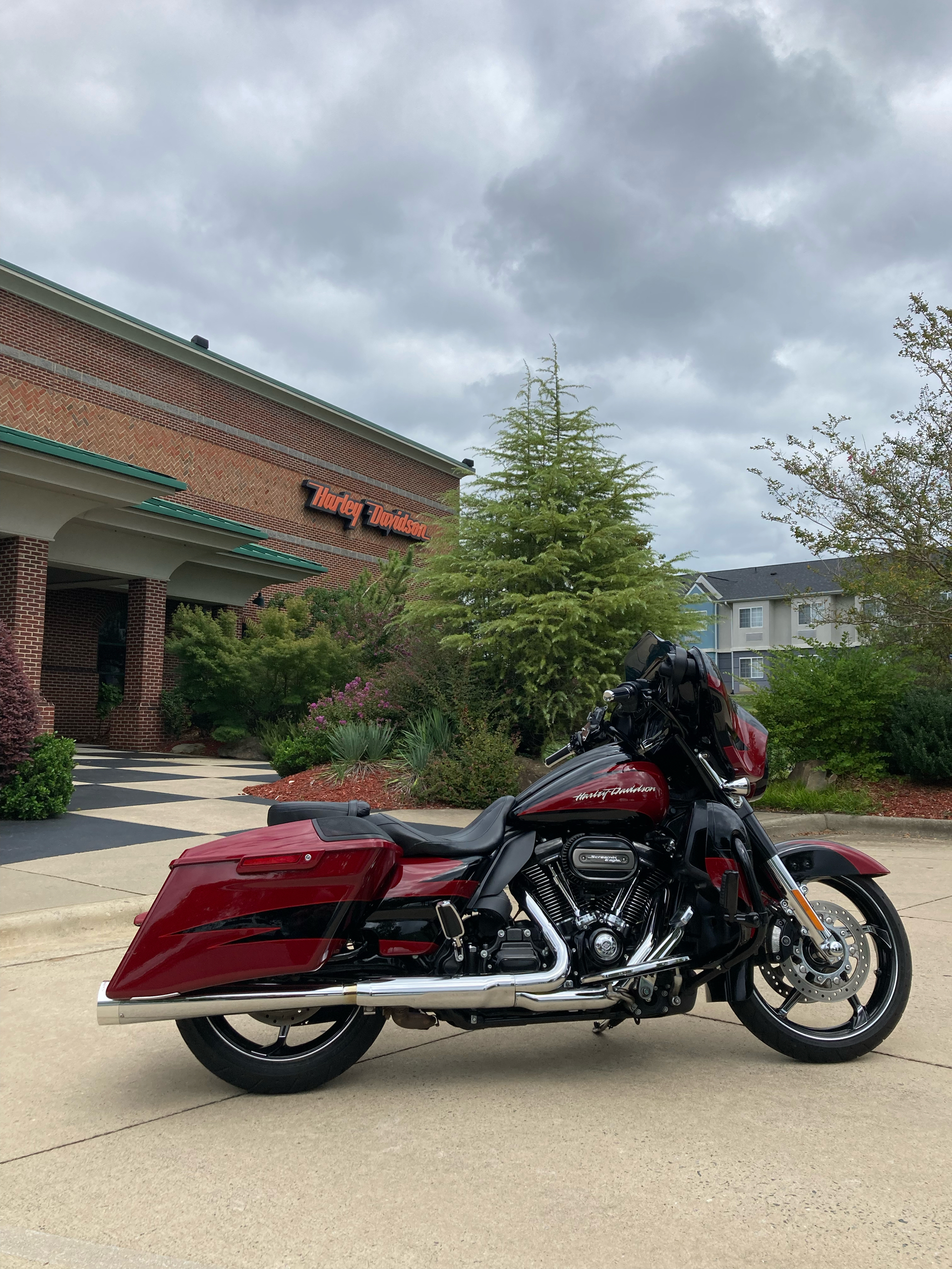 2017 Harley-Davidson CVO™ Street Glide® in Burlington, North Carolina - Photo 5