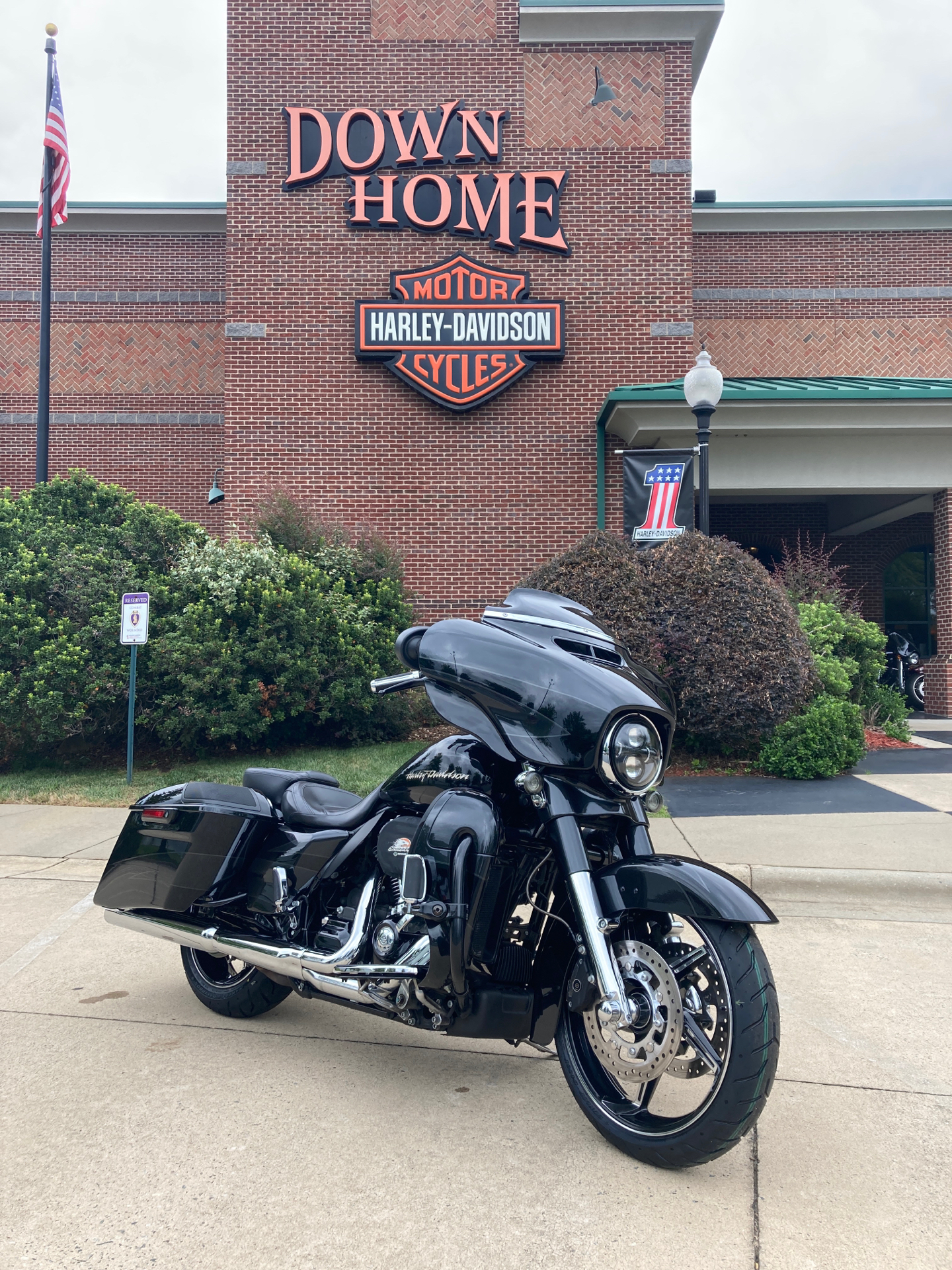 2017 Harley-Davidson CVO™ Street Glide® in Burlington, North Carolina - Photo 1
