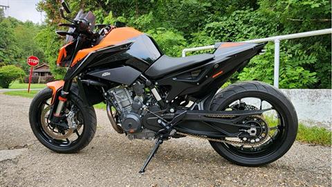 2022 KTM DUKE 890R in Marietta, Ohio - Photo 2