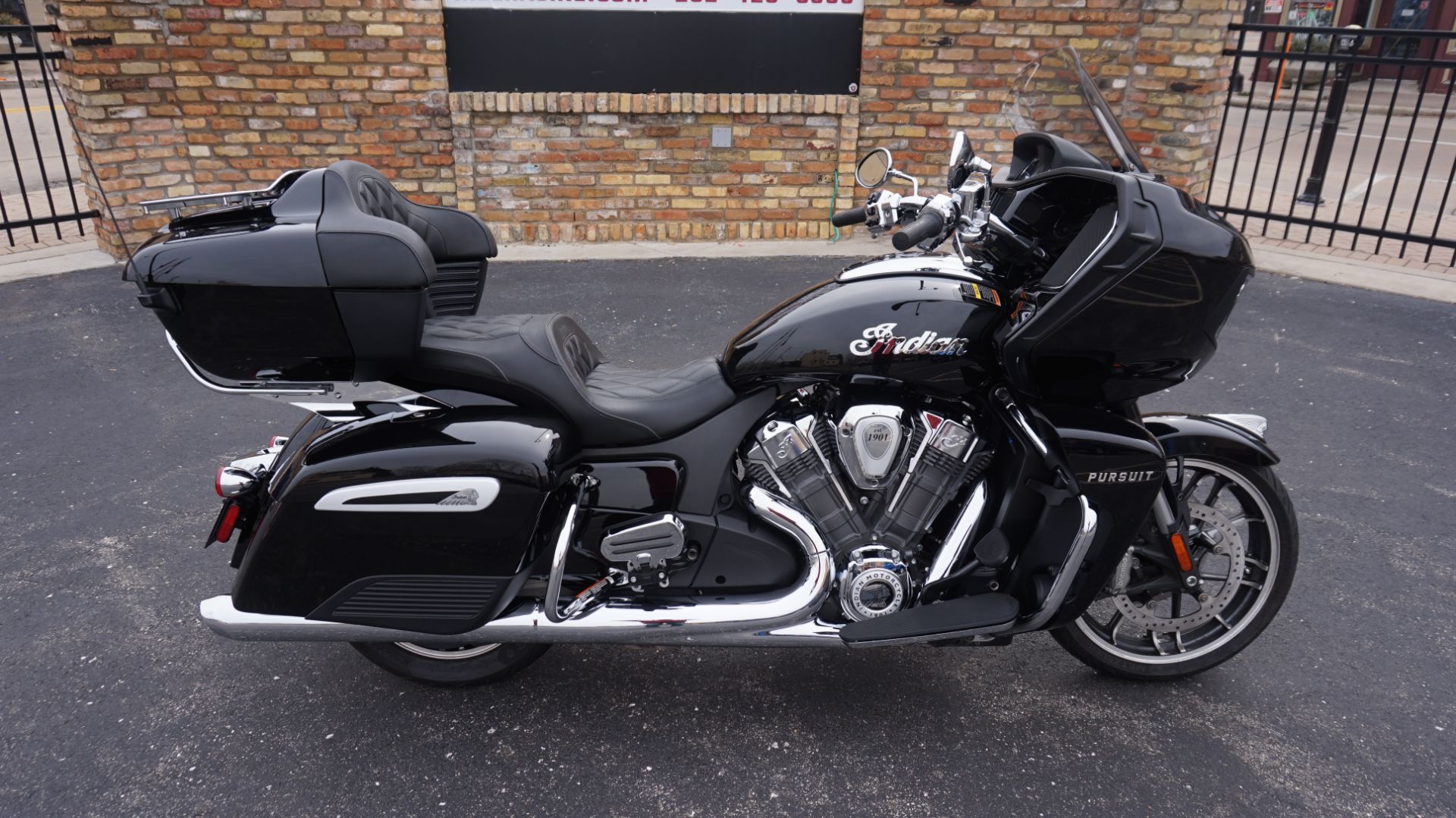 2022 Indian Motorcycle Pursuit® Limited® with Premium Package in Racine, Wisconsin - Photo 2