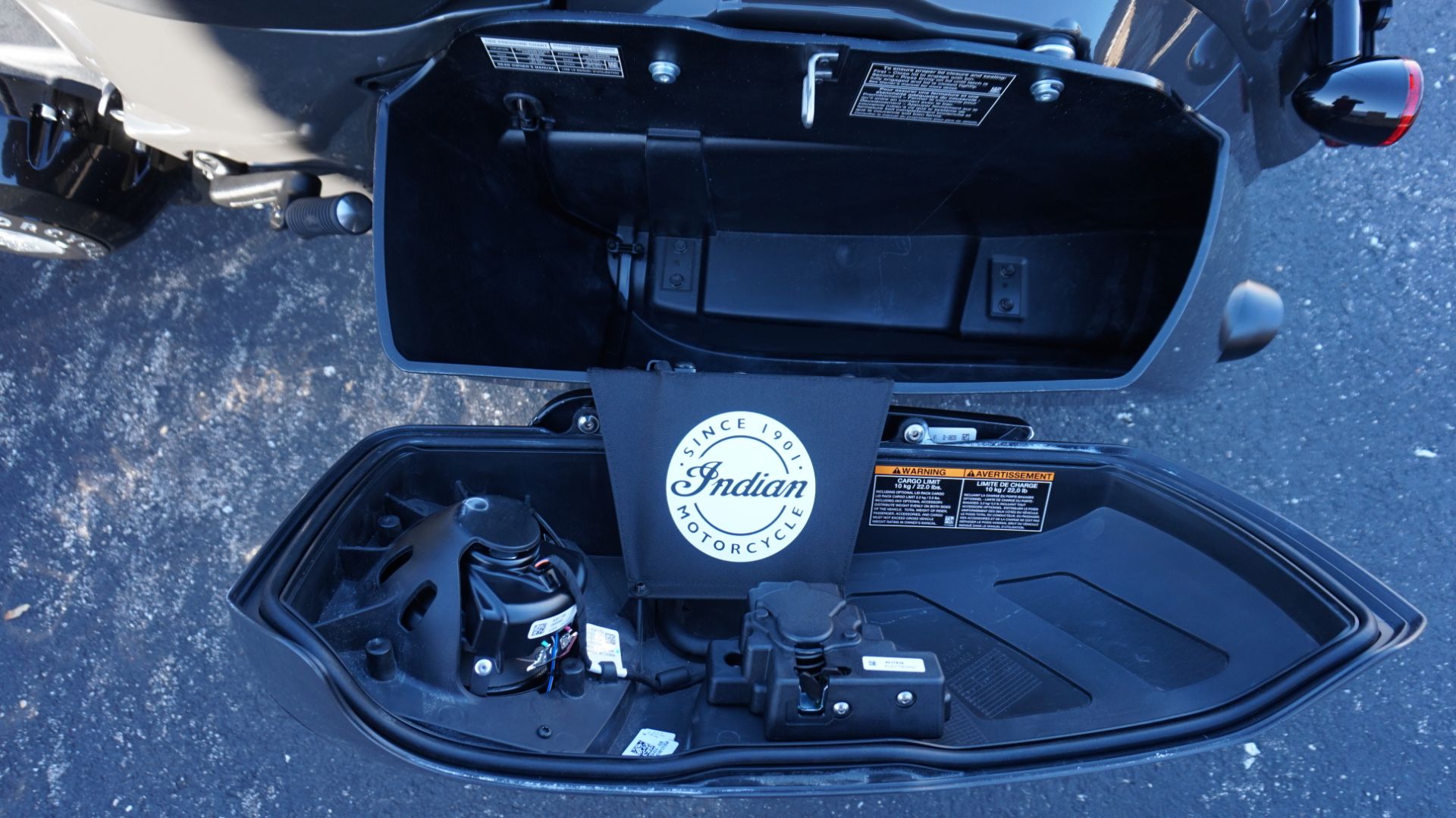 2024 Indian Motorcycle Chieftain® Dark Horse® with PowerBand Audio Package in Racine, Wisconsin - Photo 38