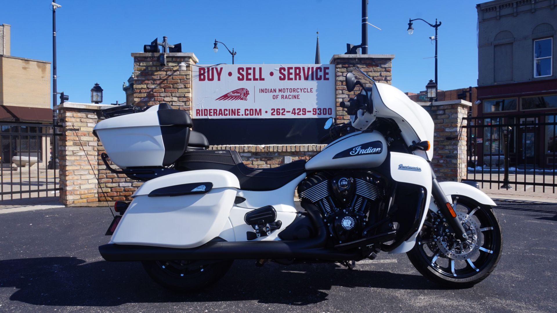 2021 Indian Motorcycle Roadmaster® Dark Horse® in Racine, Wisconsin - Photo 2