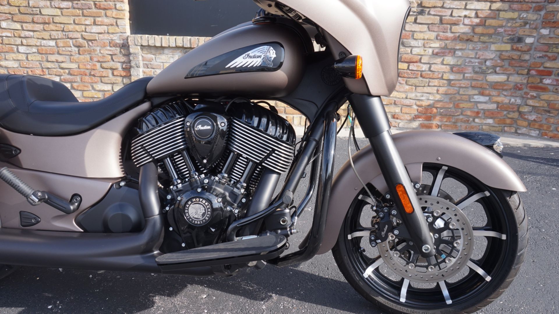 2019 Indian Motorcycle Chieftain® Dark Horse® ABS in Racine, Wisconsin - Photo 2