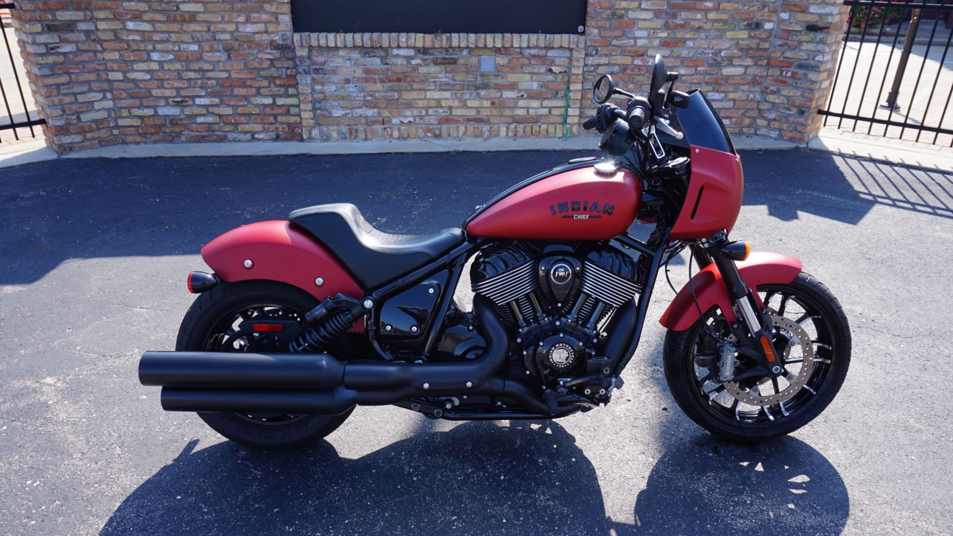 2023 Indian Motorcycle Sport Chief Dark Horse® in Racine, Wisconsin - Photo 2