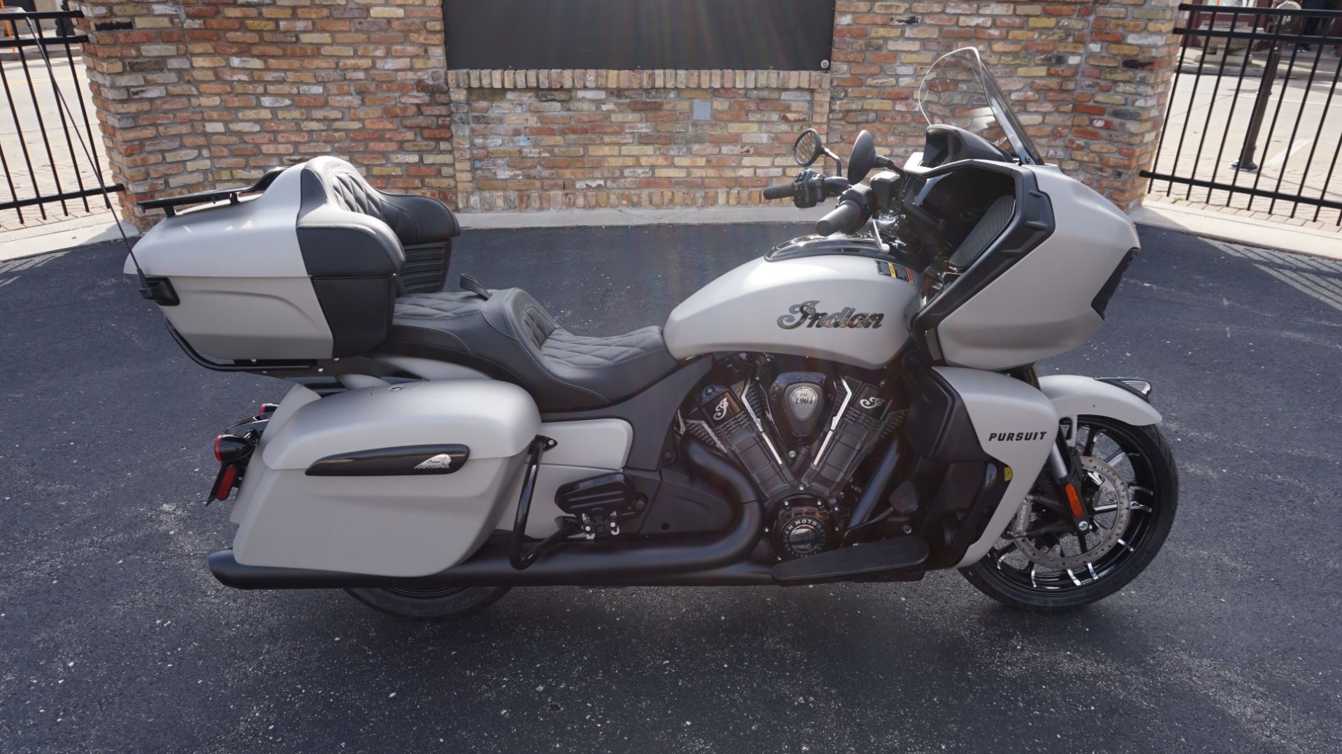 2023 Indian Motorcycle Pursuit® Dark Horse® with Premium Package in Racine, Wisconsin - Photo 2