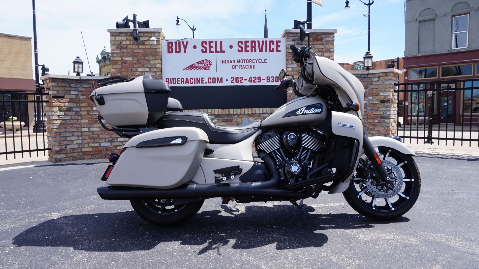 2023 Indian Motorcycle Roadmaster® Dark Horse® in Racine, Wisconsin - Photo 1
