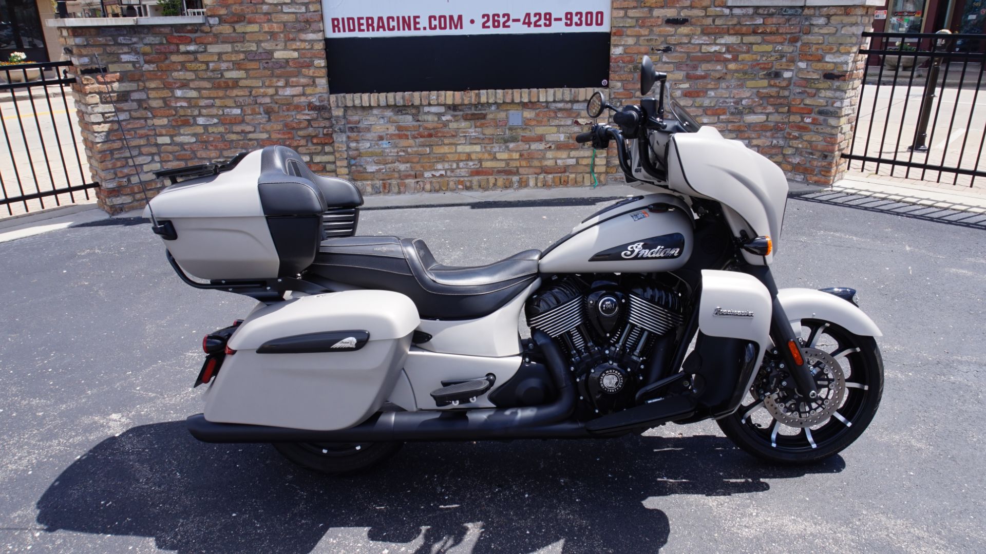 2023 Indian Motorcycle Roadmaster® Dark Horse® in Racine, Wisconsin - Photo 2